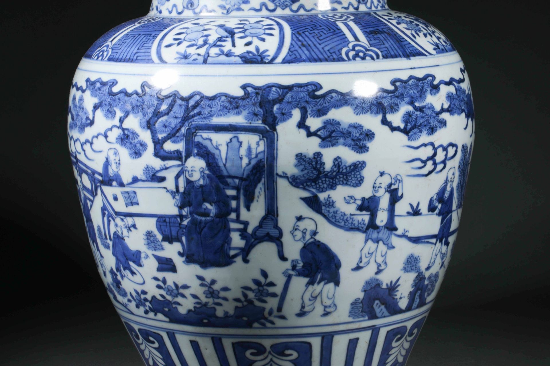 Blue and white porcelain figure jar - Bild 7 aus 10