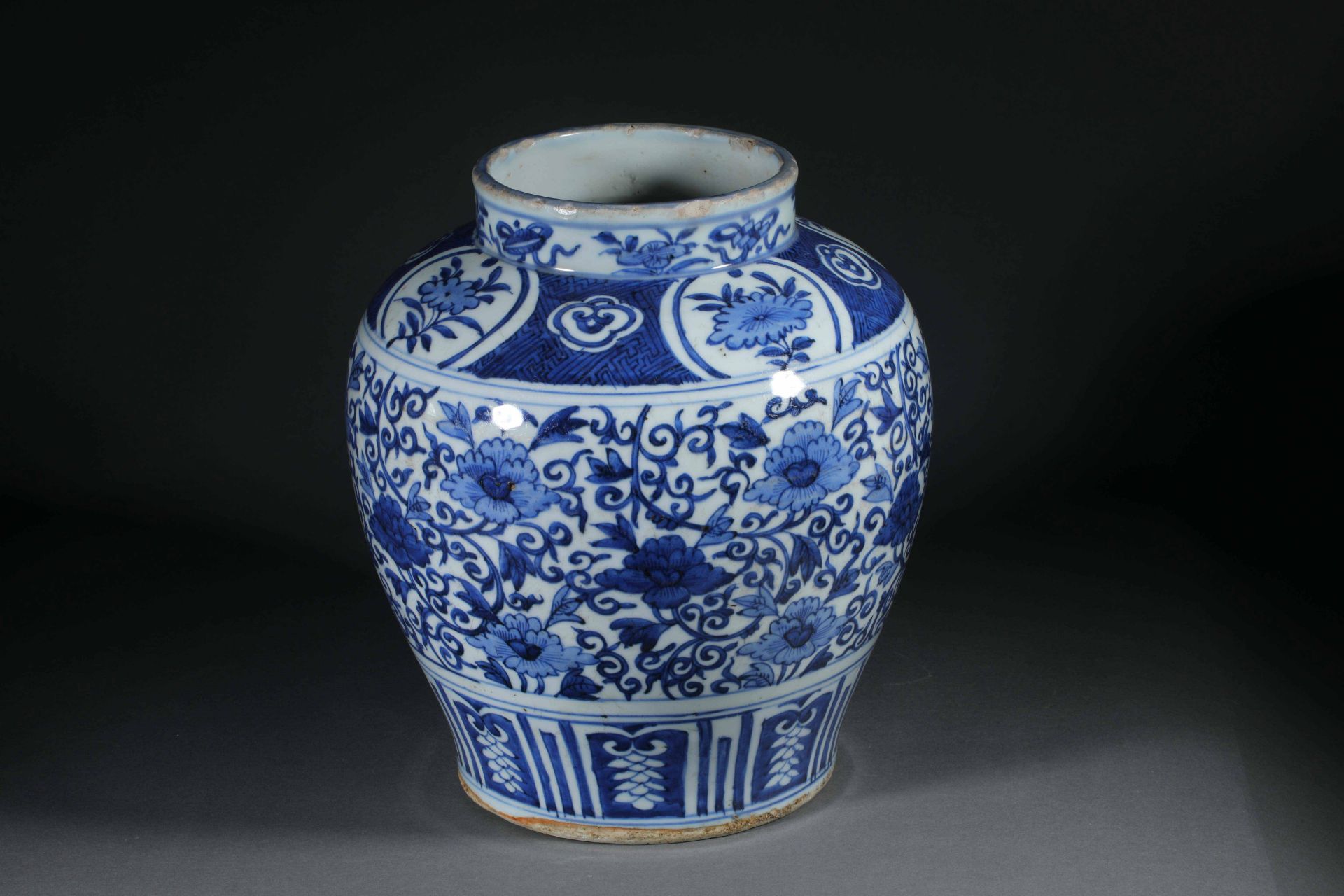 A blue-and-white porcelain painting pot - Image 3 of 8