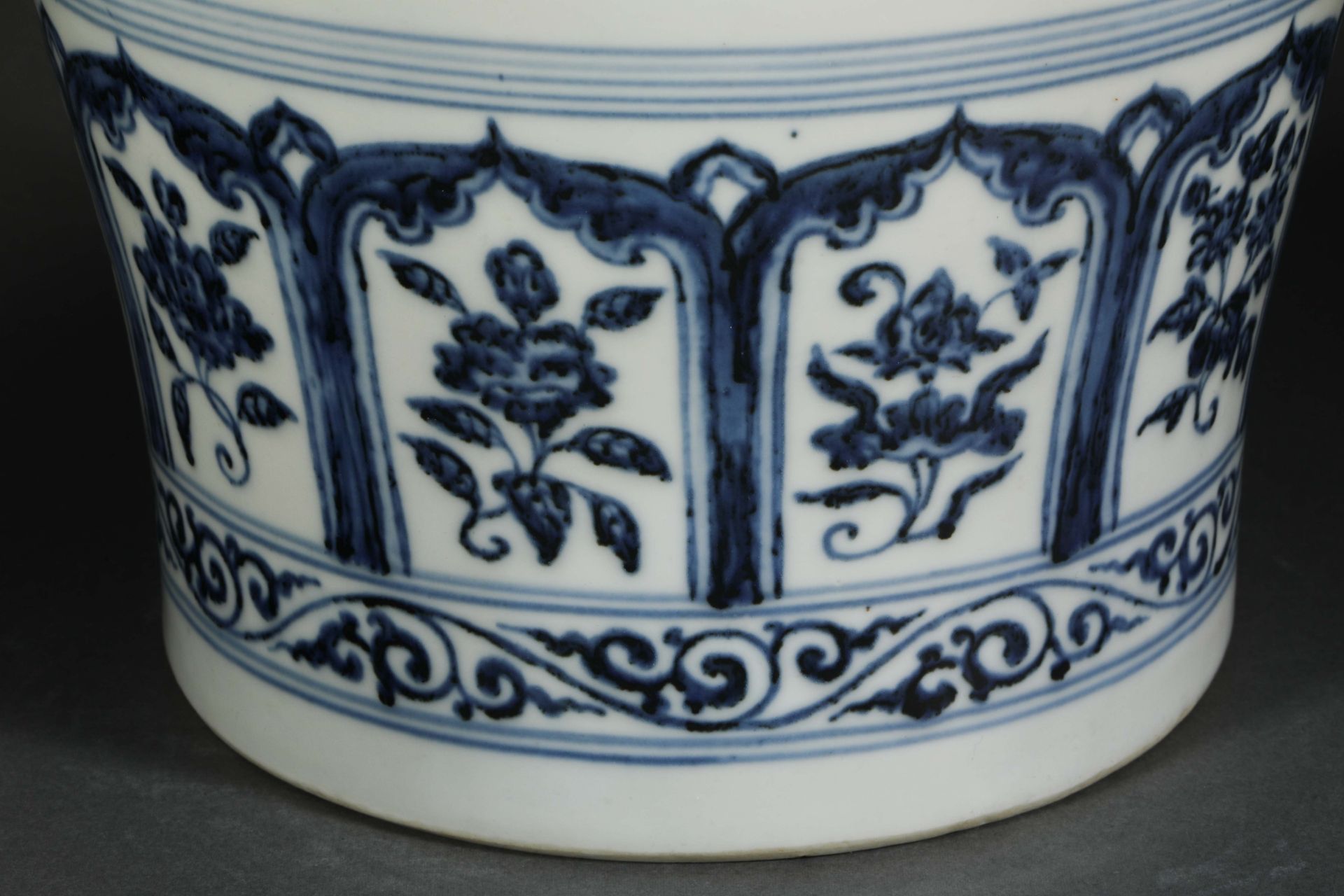 Carved pomegranate flower blue and white porcelain plum vase - Bild 5 aus 9