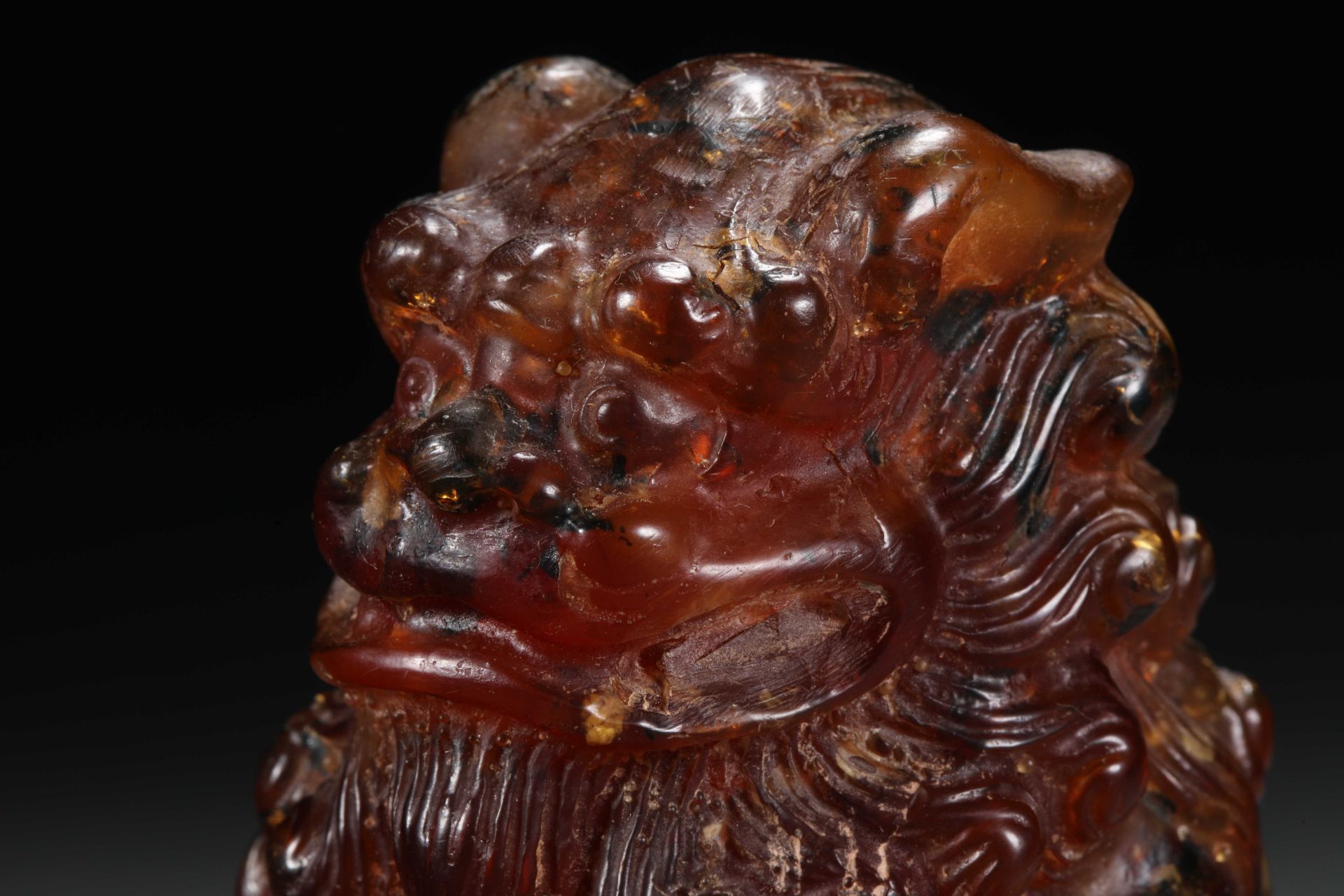 A pair of natural amber lions from the 19th century - Image 4 of 17