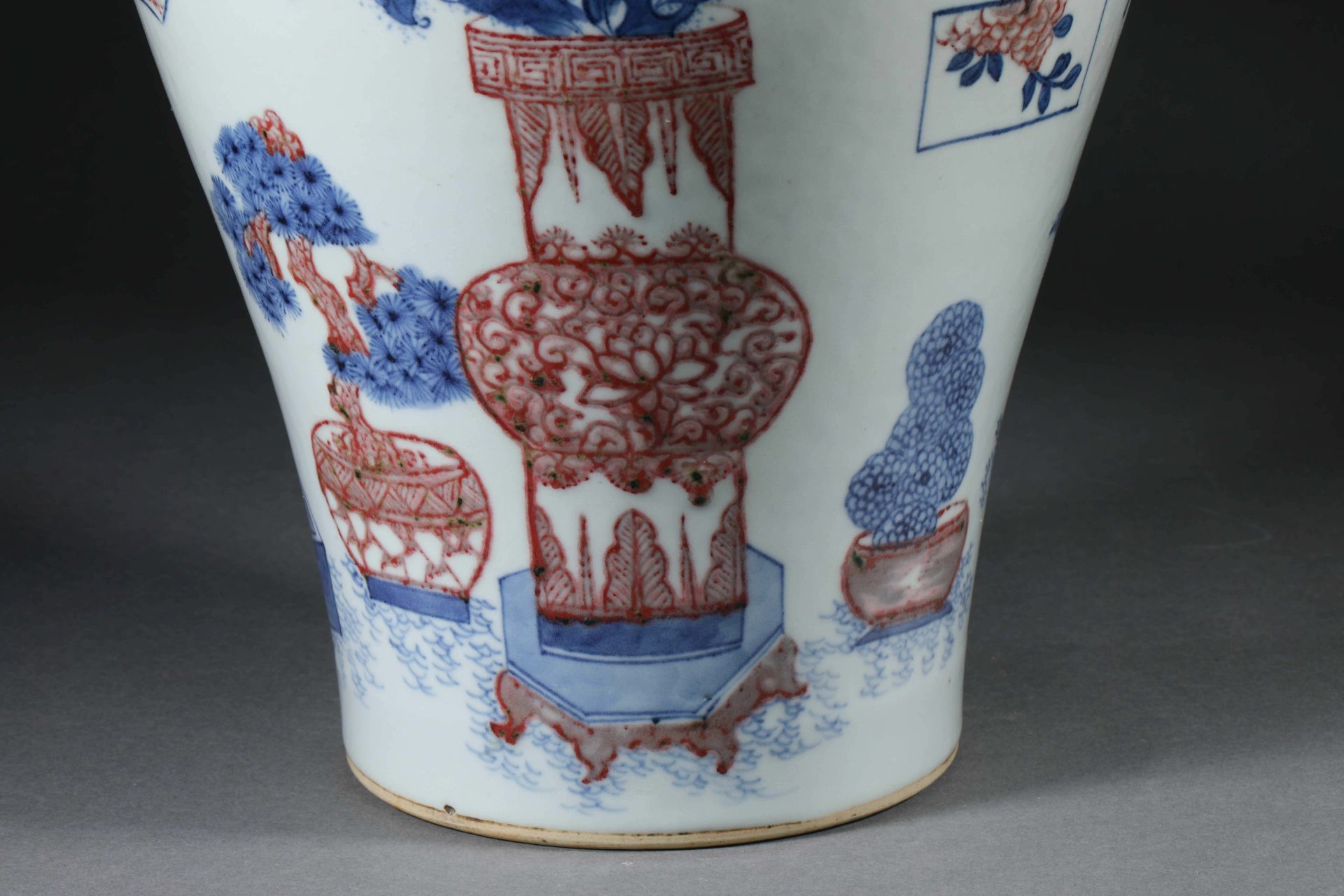 Blue and white porcelain enamel red plum vase - Bild 6 aus 11