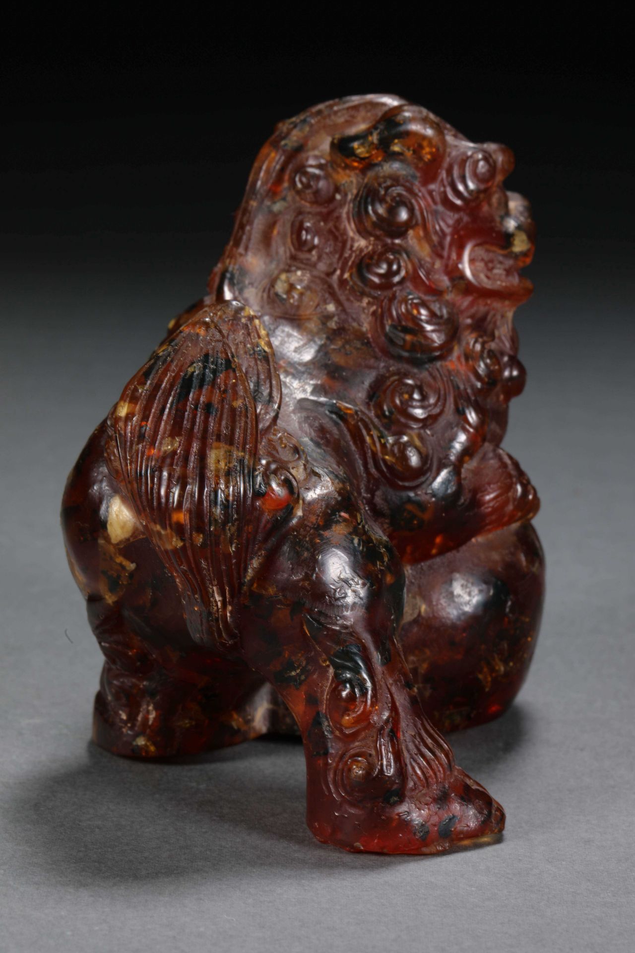 A pair of natural amber lions from the 19th century - Image 8 of 17