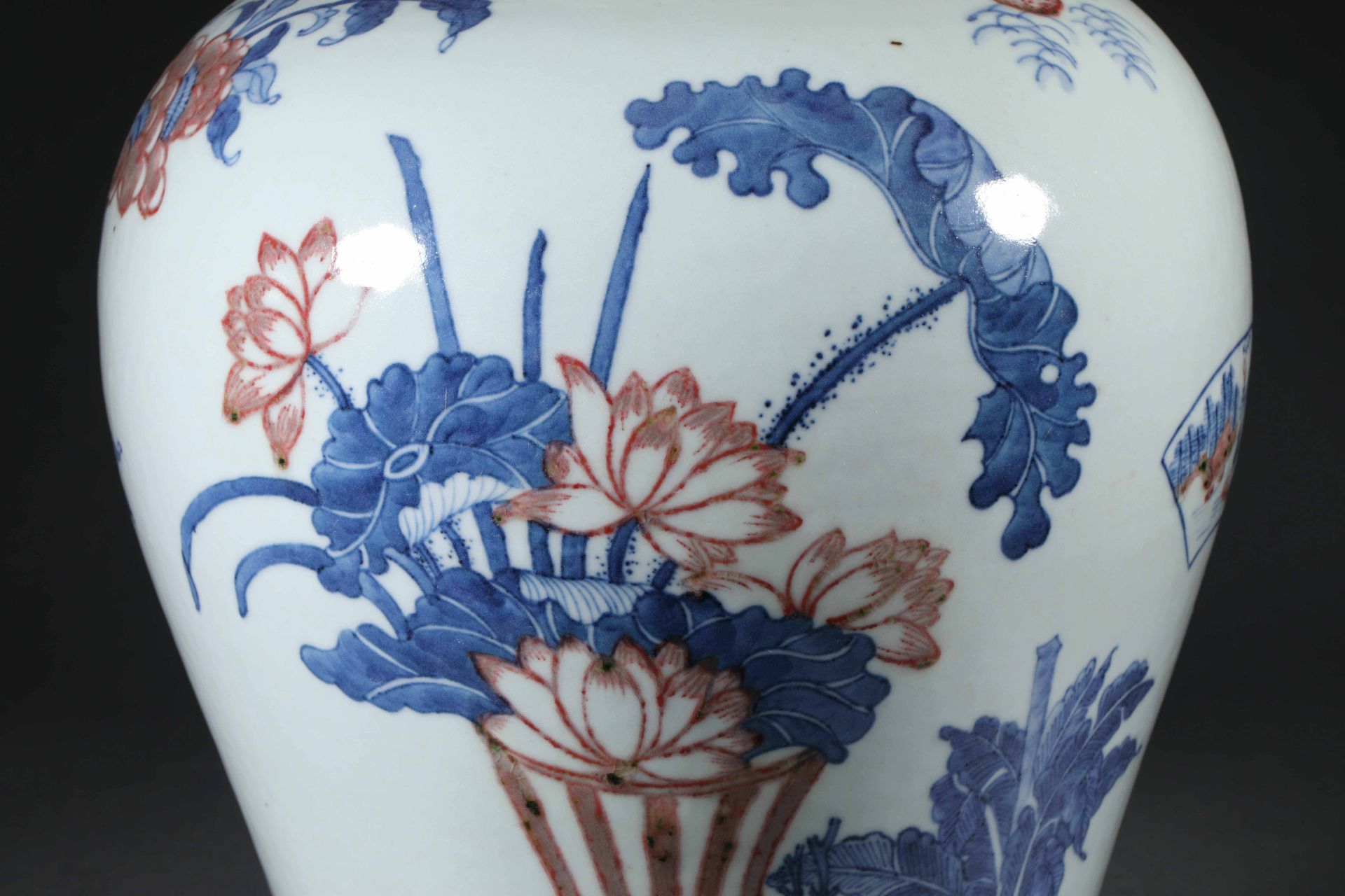 Blue and white porcelain enamel red plum vase - Bild 2 aus 11