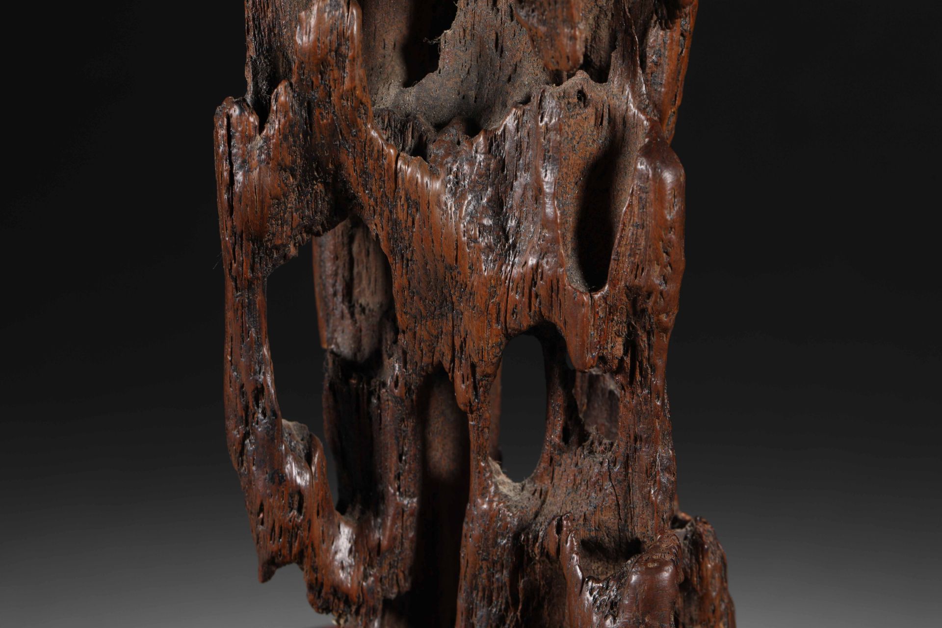 An agarwood ornament - Image 7 of 11