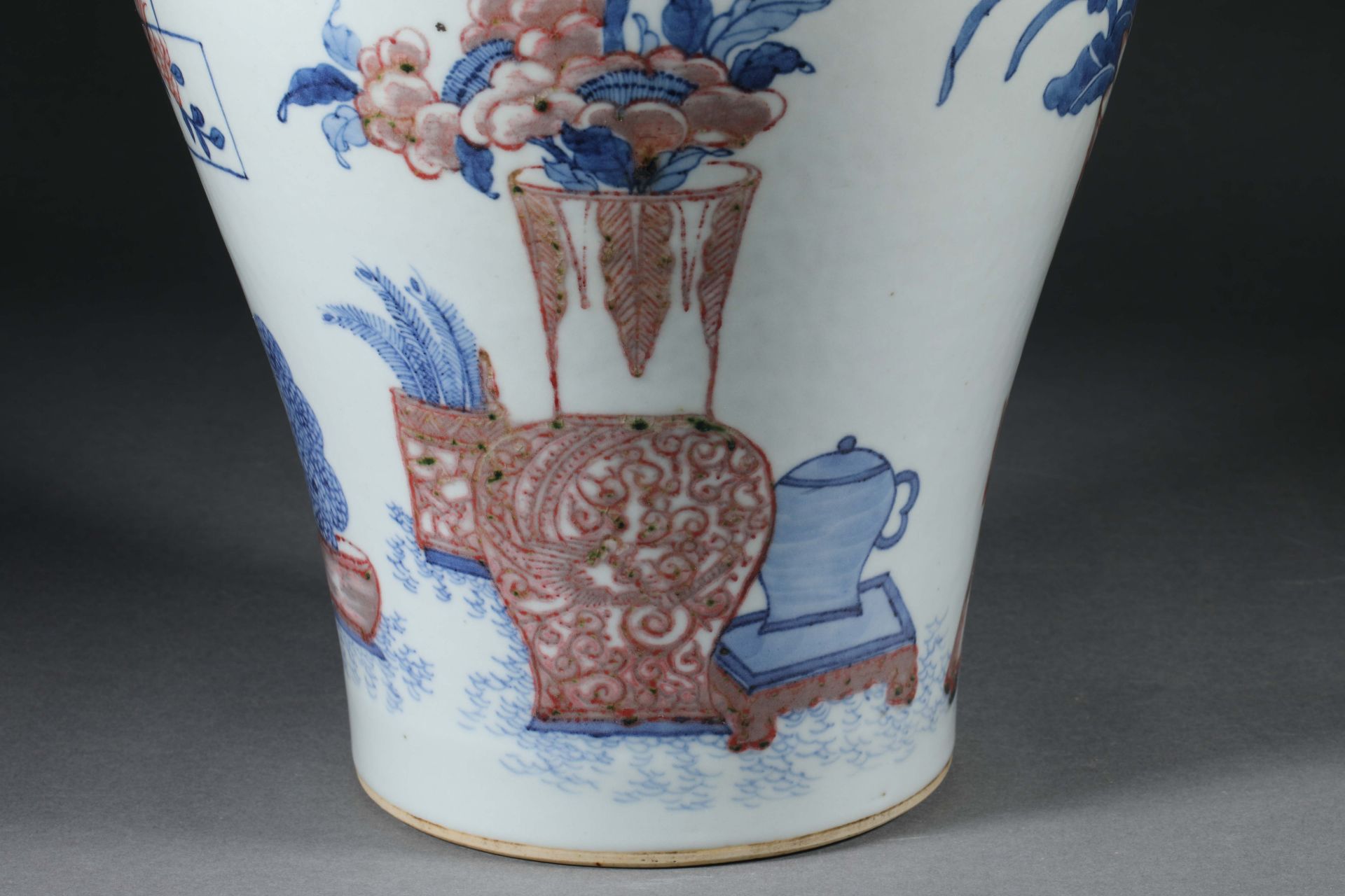 Blue and white porcelain enamel red plum vase - Bild 8 aus 11