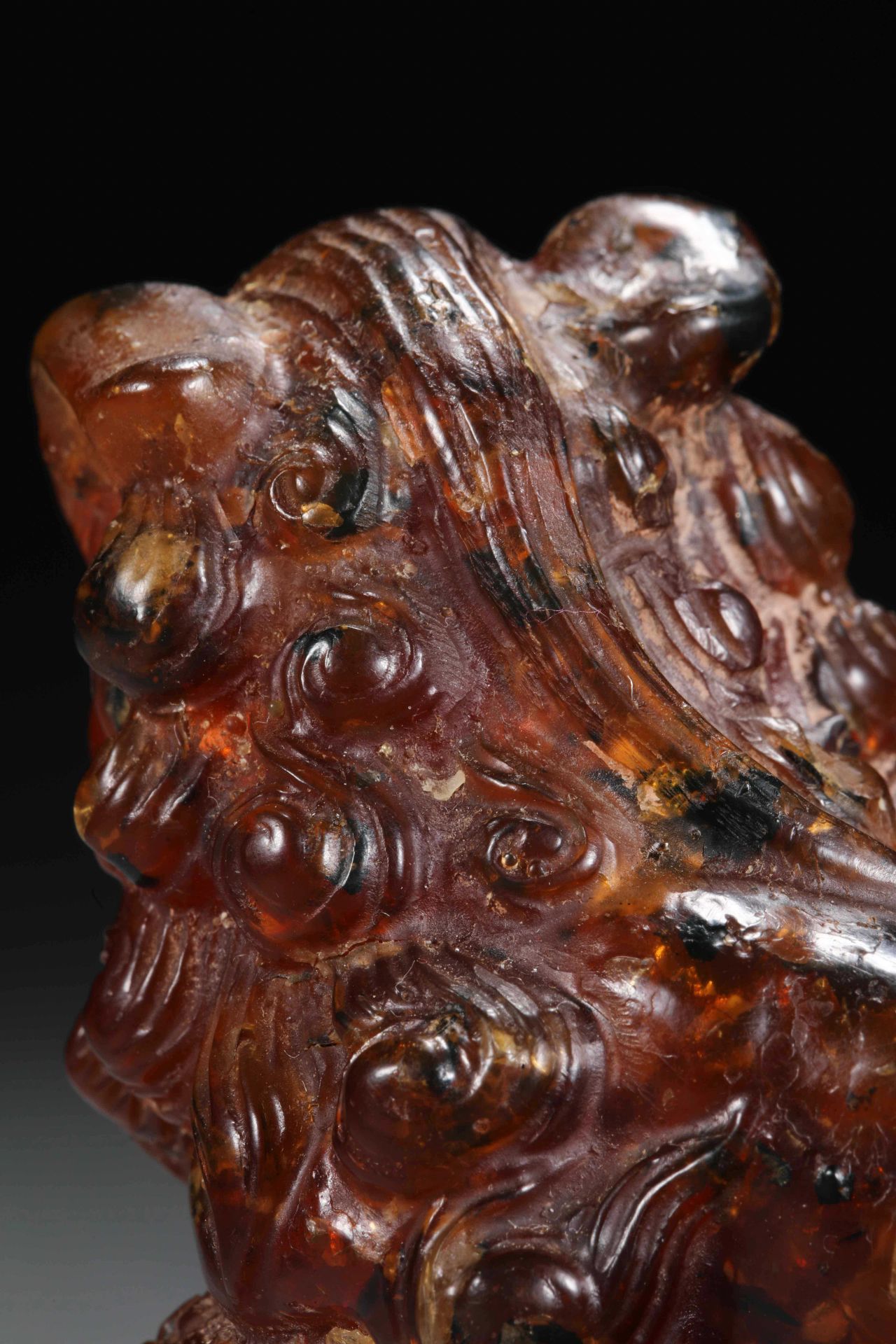 A pair of natural amber lions from the 19th century - Image 7 of 17