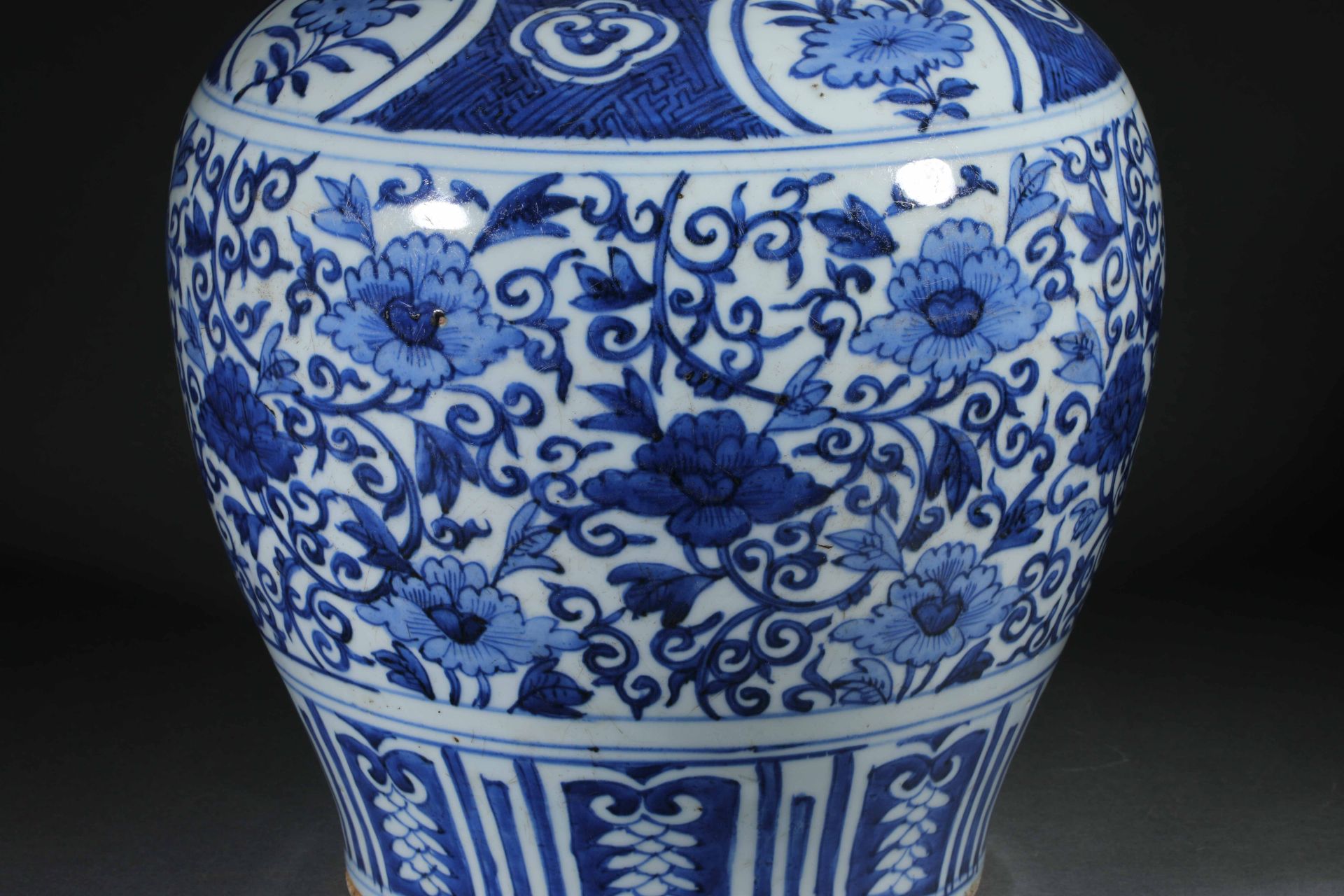 A blue-and-white porcelain painting pot - Image 2 of 8