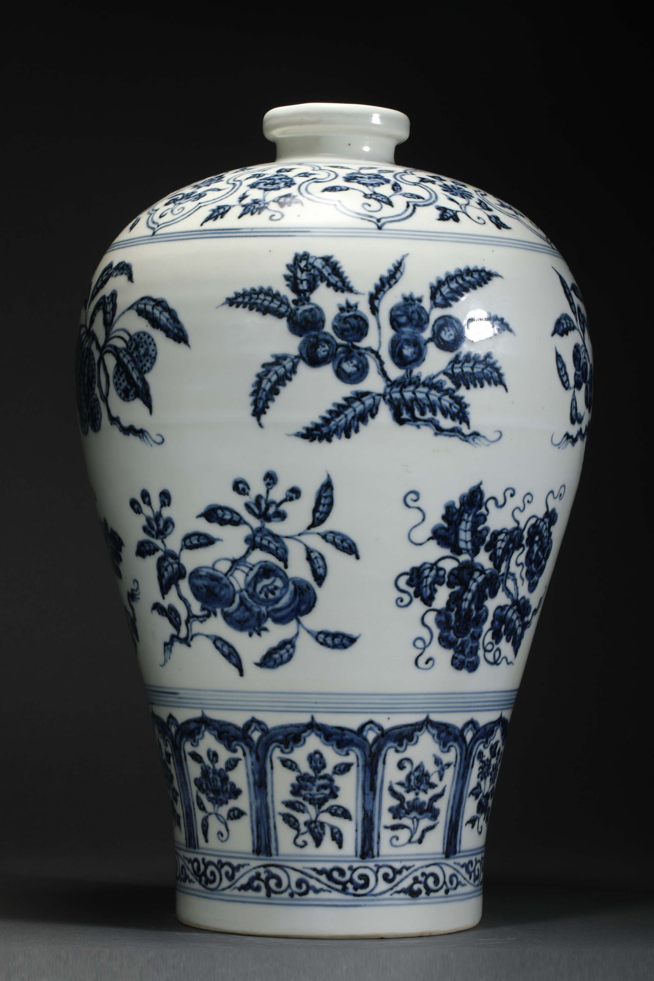 Carved pomegranate flower blue and white porcelain plum vase - Bild 2 aus 9