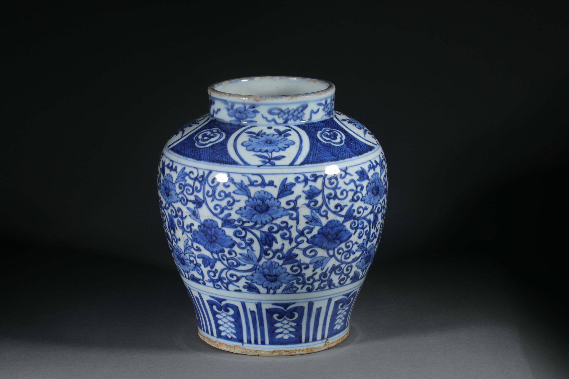 A blue-and-white porcelain painting pot - Image 4 of 8