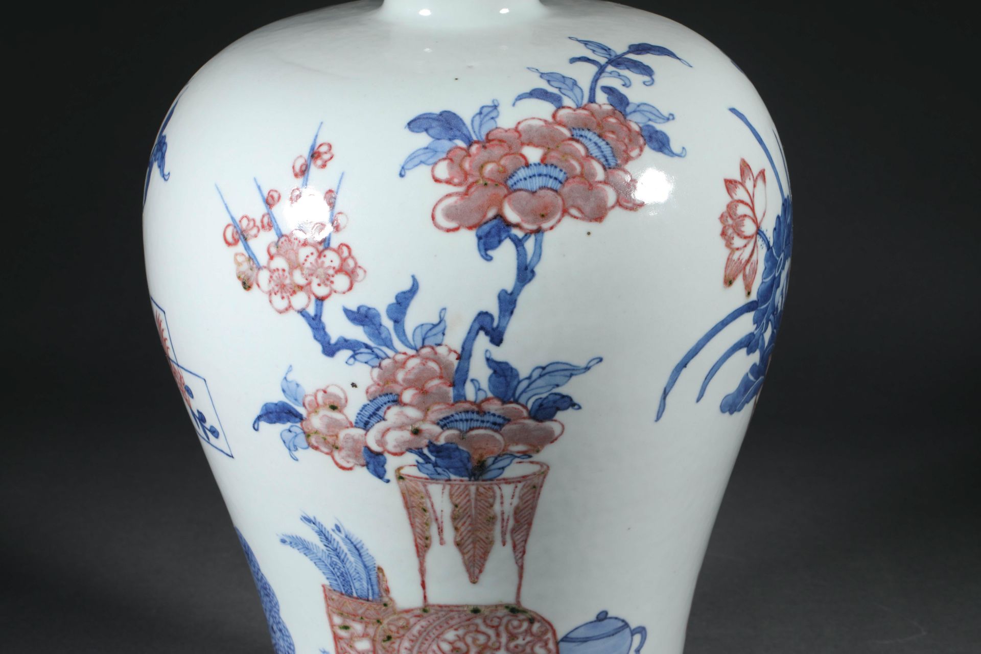 Blue and white porcelain enamel red plum vase - Bild 7 aus 11