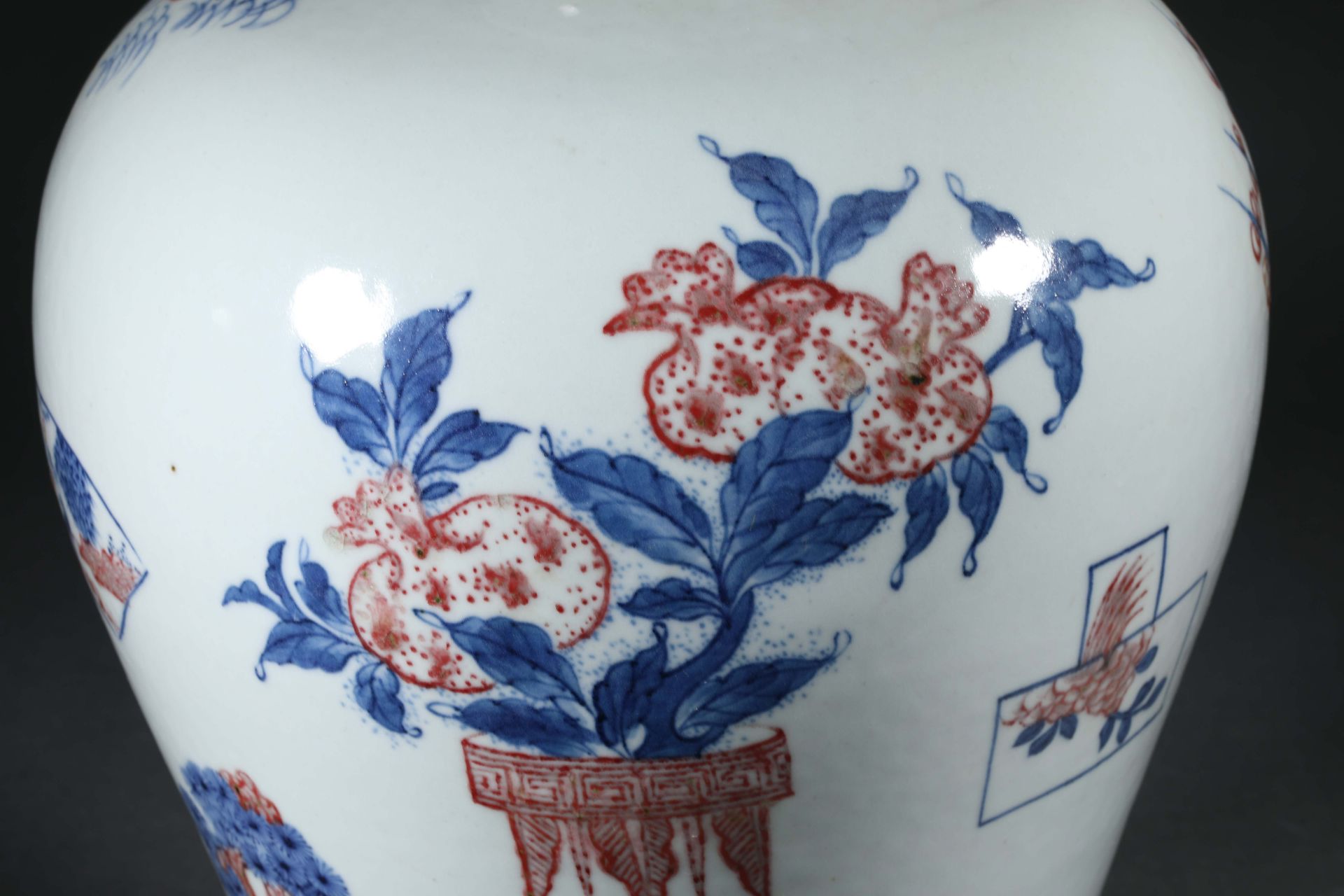 Blue and white porcelain enamel red plum vase - Bild 5 aus 11