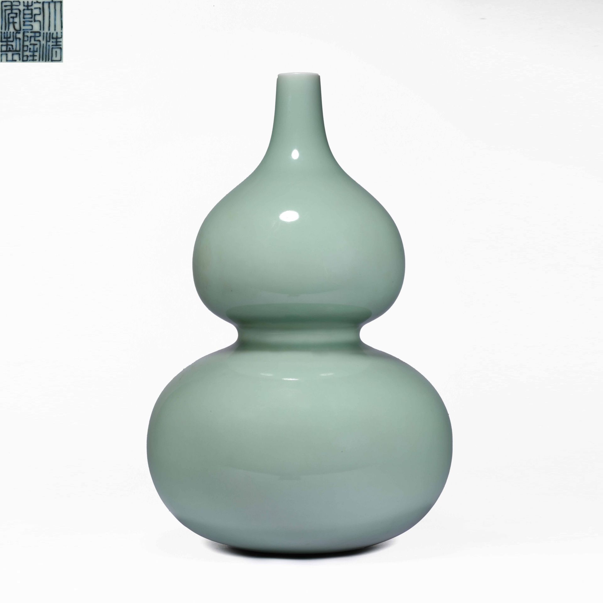 Qianlong inscription green grapefruit gourd shape bottle