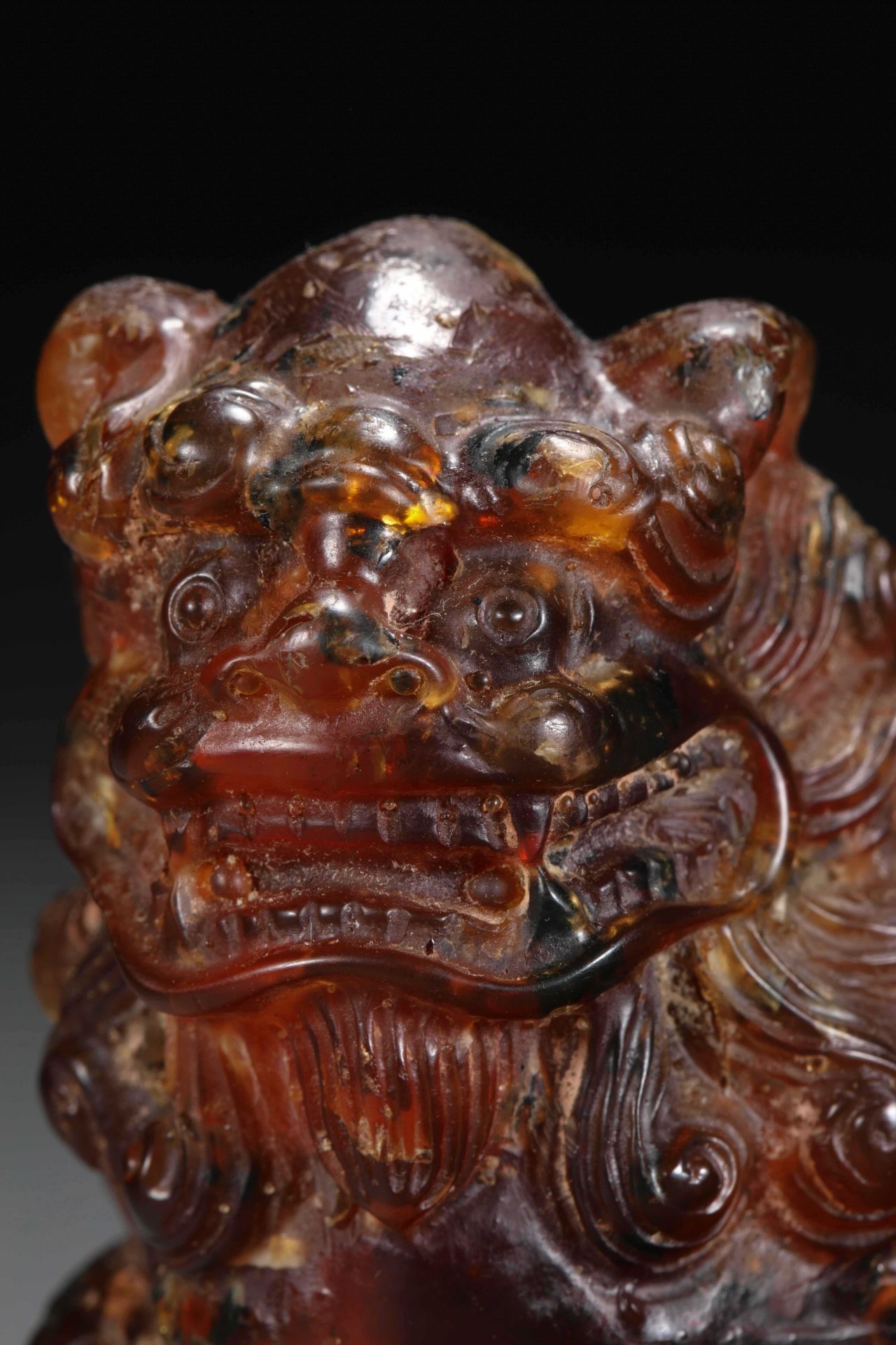 A pair of natural amber lions from the 19th century - Image 11 of 17