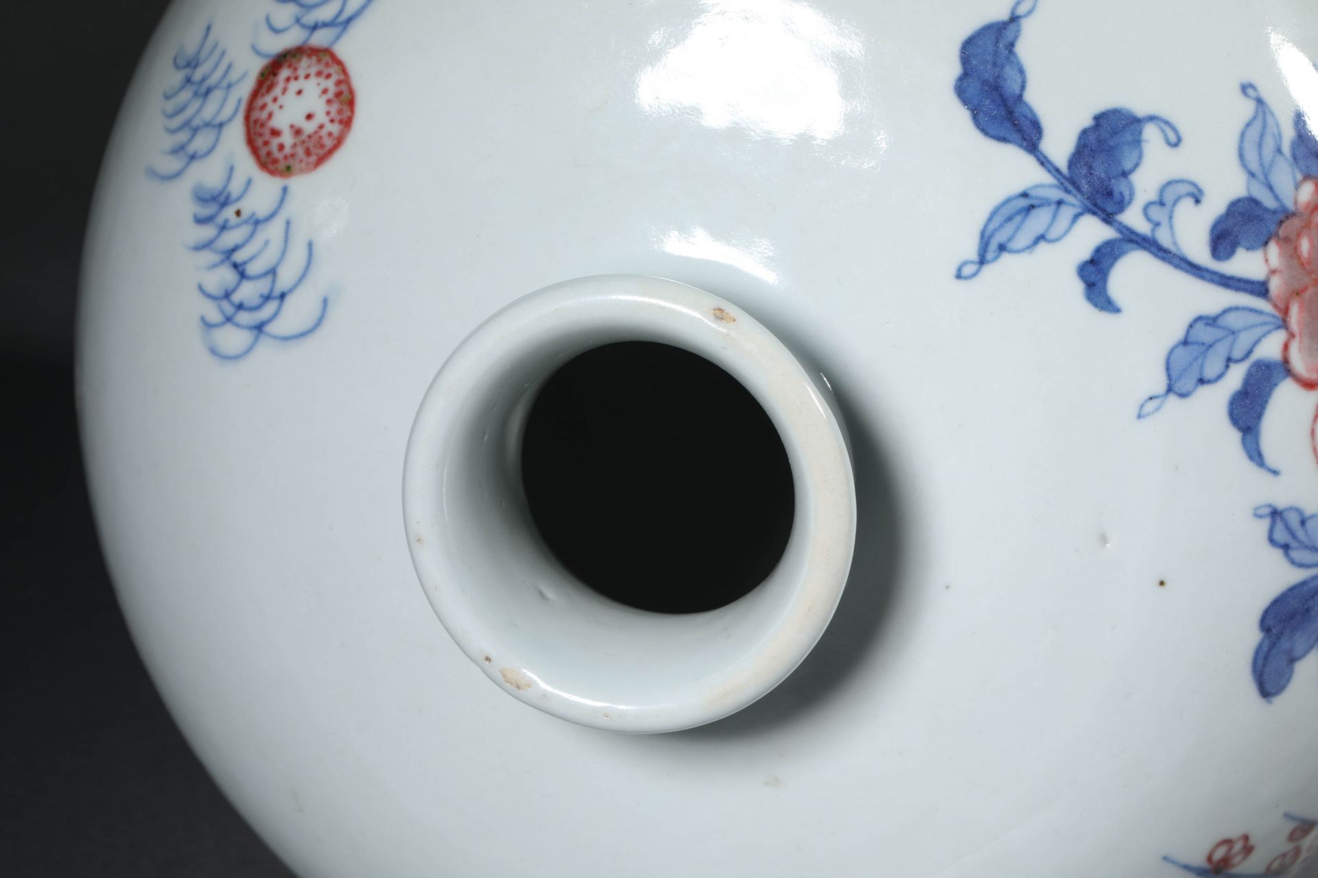 Blue and white porcelain enamel red plum vase - Bild 10 aus 11