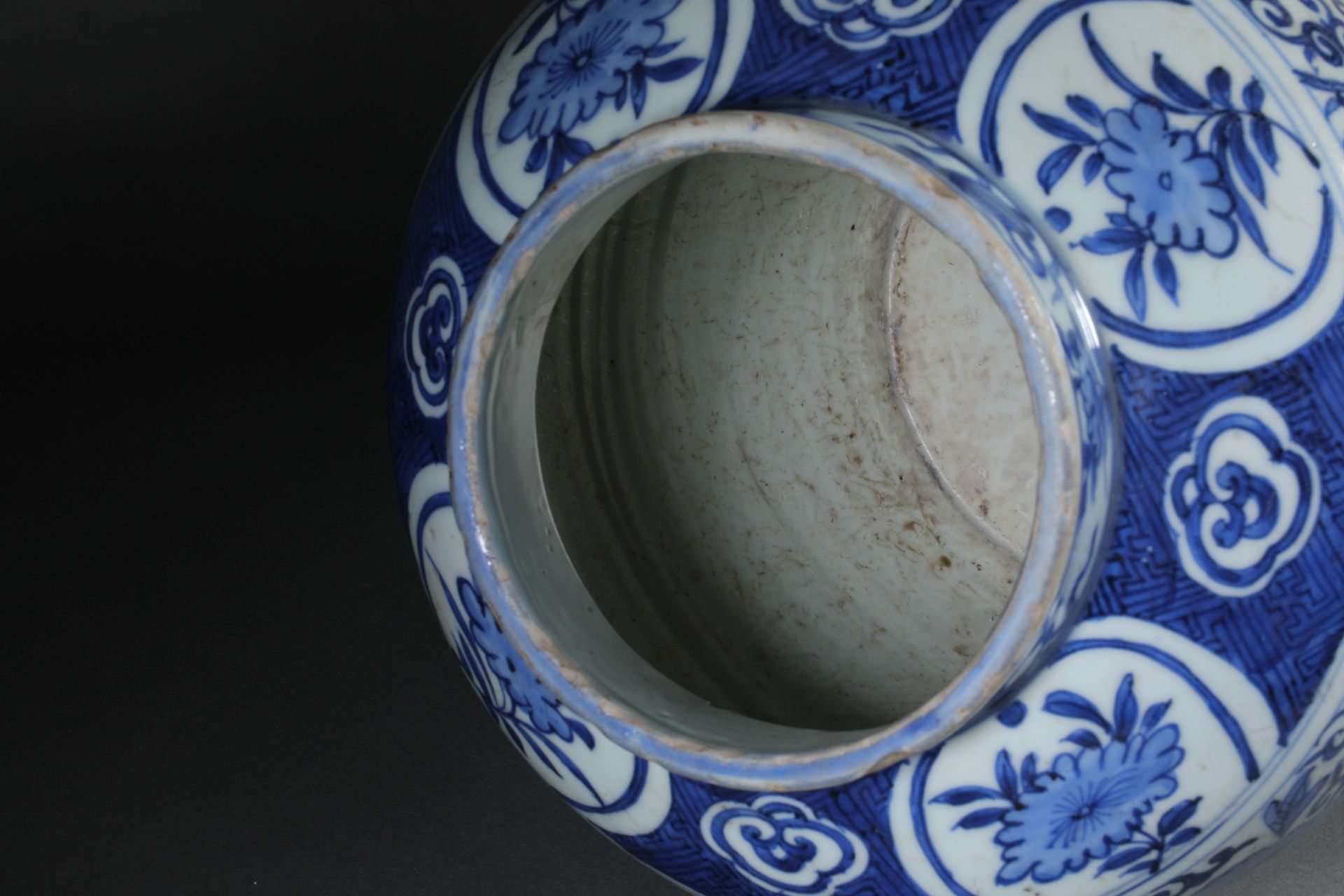 A blue-and-white porcelain painting pot - Image 7 of 8