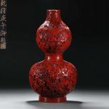 Bottle in the shape of a red gourd