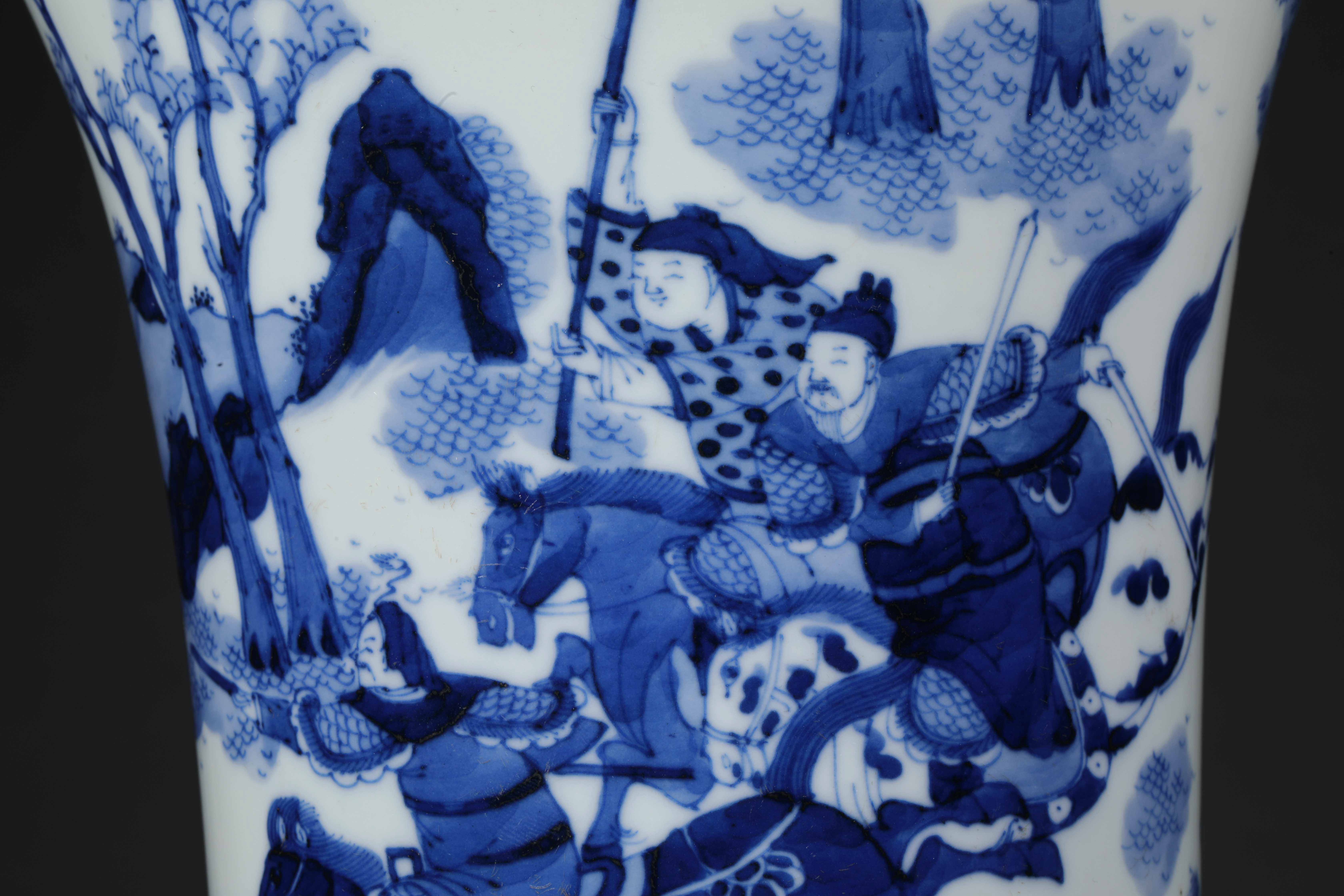 Blue and white porcelain figure flower objects - Image 4 of 10