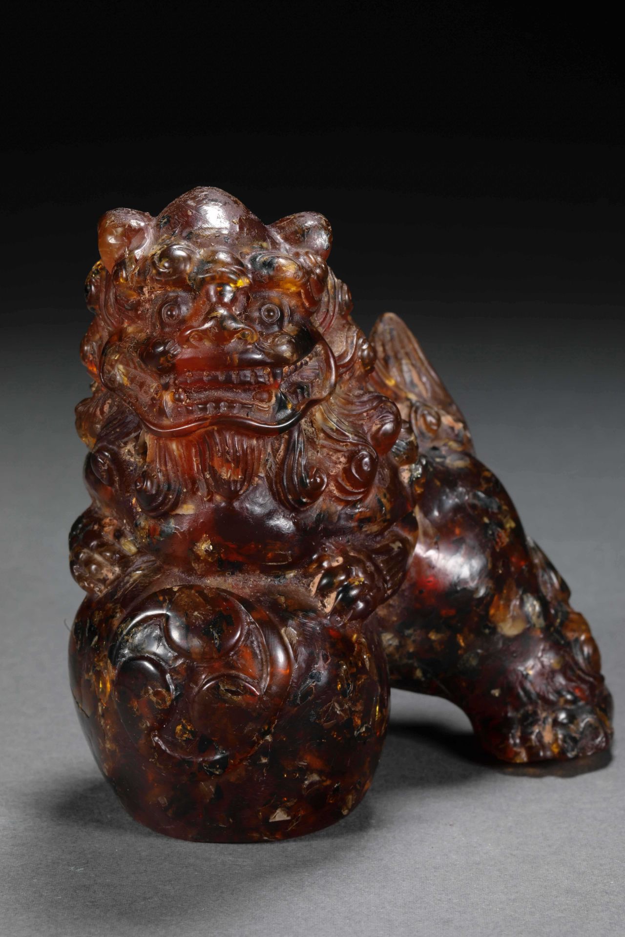 A pair of natural amber lions from the 19th century - Image 10 of 17