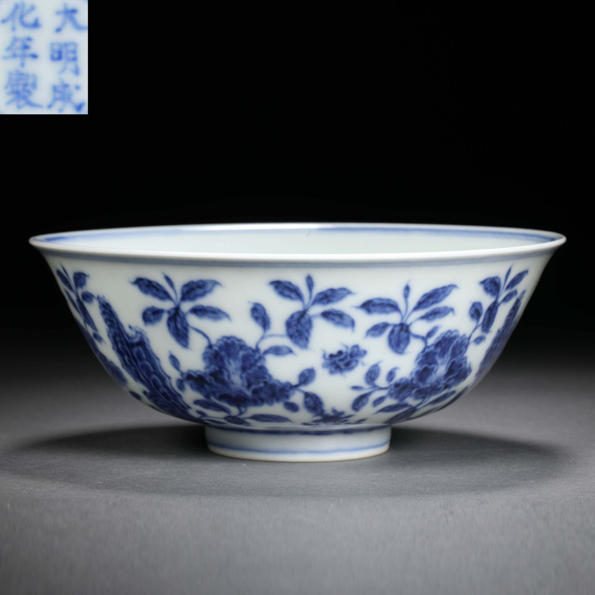 Chenghua inscription blue and white porcelain bowl