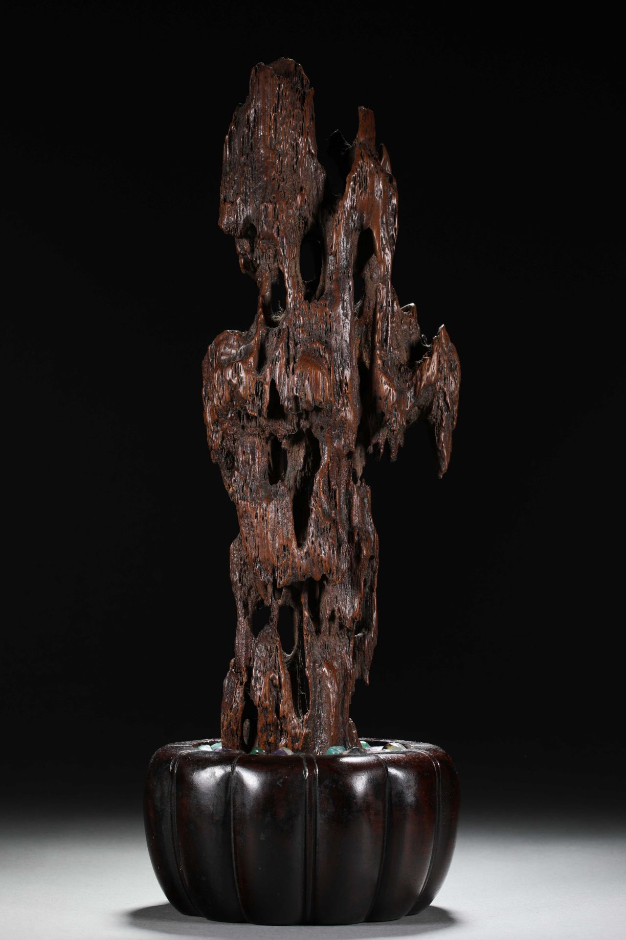 An agarwood ornament - Image 2 of 11