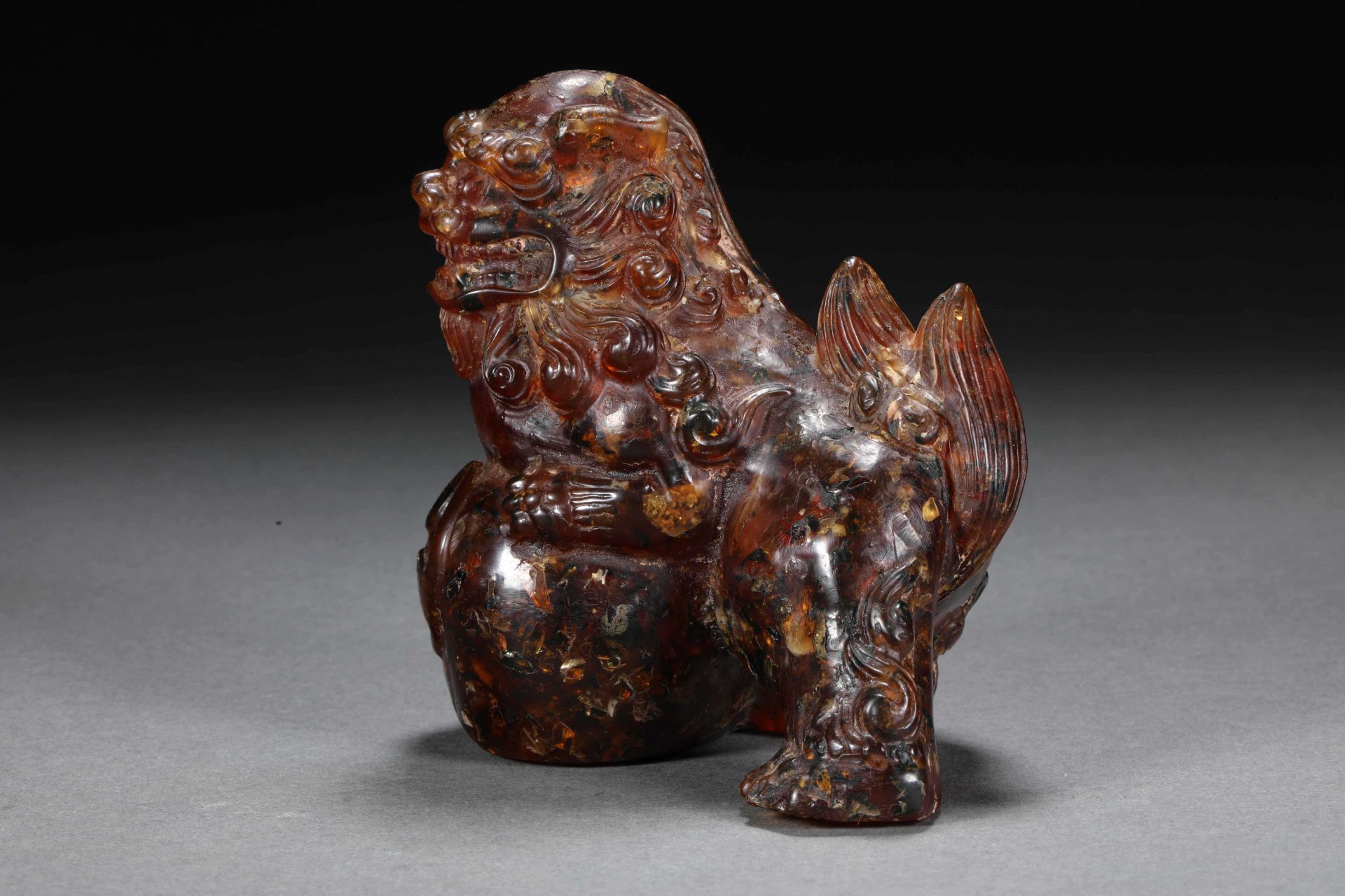 A pair of natural amber lions from the 19th century - Image 12 of 17