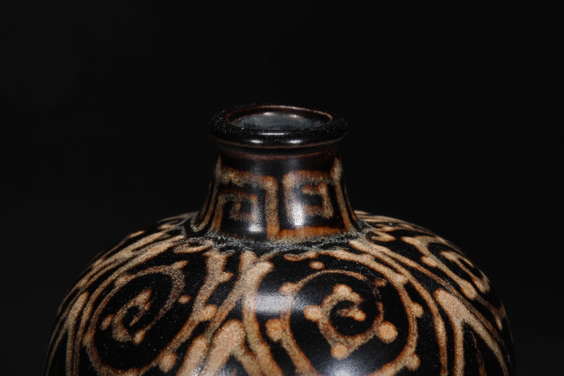Jizhou kiln plum bottle - Image 4 of 8