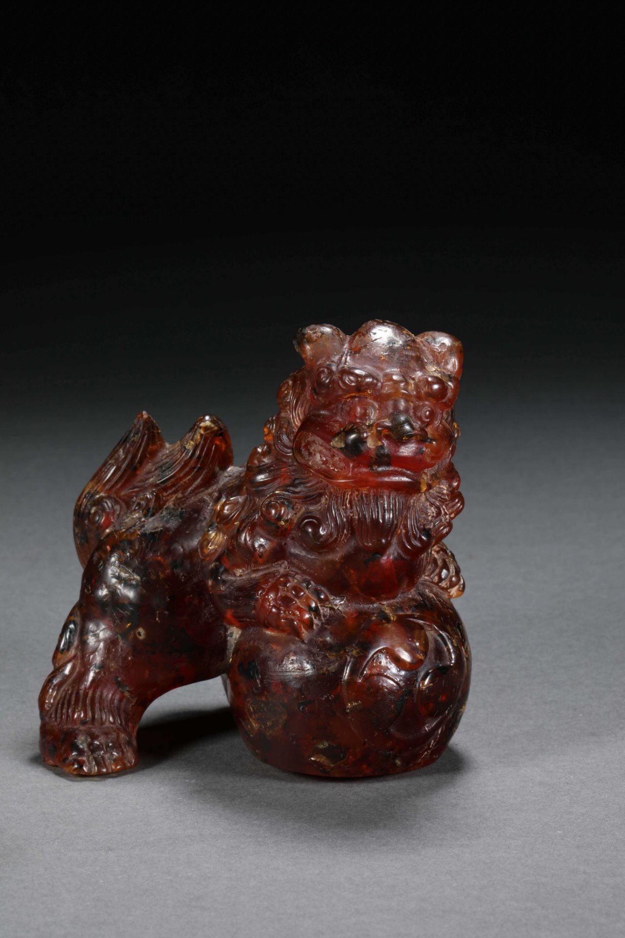A pair of natural amber lions from the 19th century - Image 3 of 17
