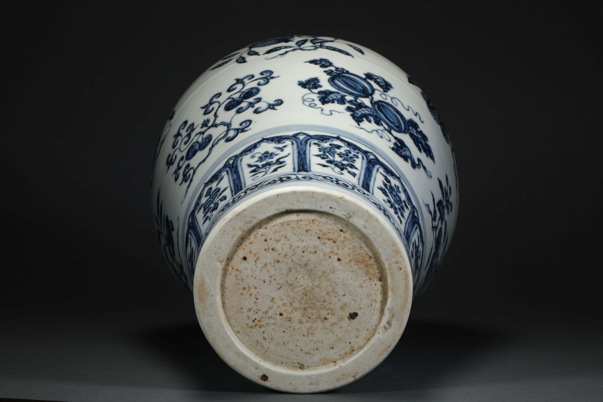 Carved pomegranate flower blue and white porcelain plum vase - Bild 8 aus 9