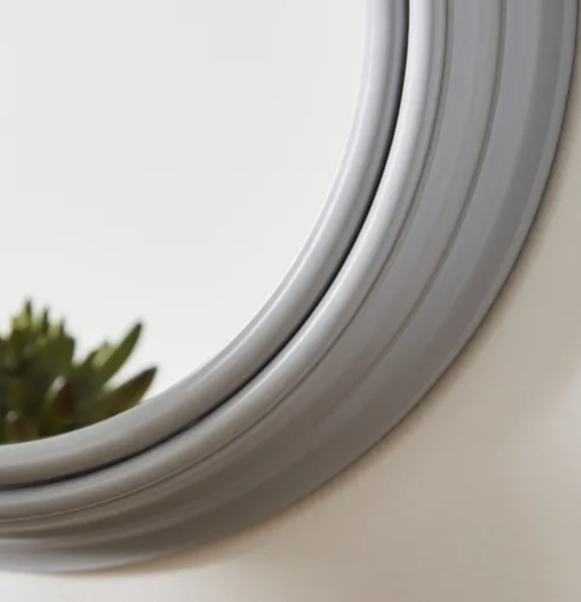 Silver Round 30cm Mirror - Brand New - A contemporary and timeless circular mirror - Image 2 of 3