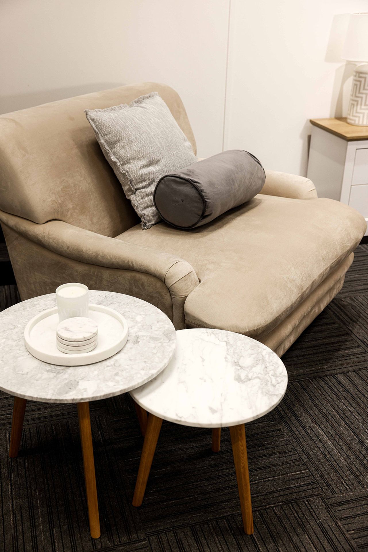 HARLOW ROUND NEST OF TWO TABLES IN MARBLE/WHITE WITH OAK LEGS - RRP £289 - Image 4 of 5