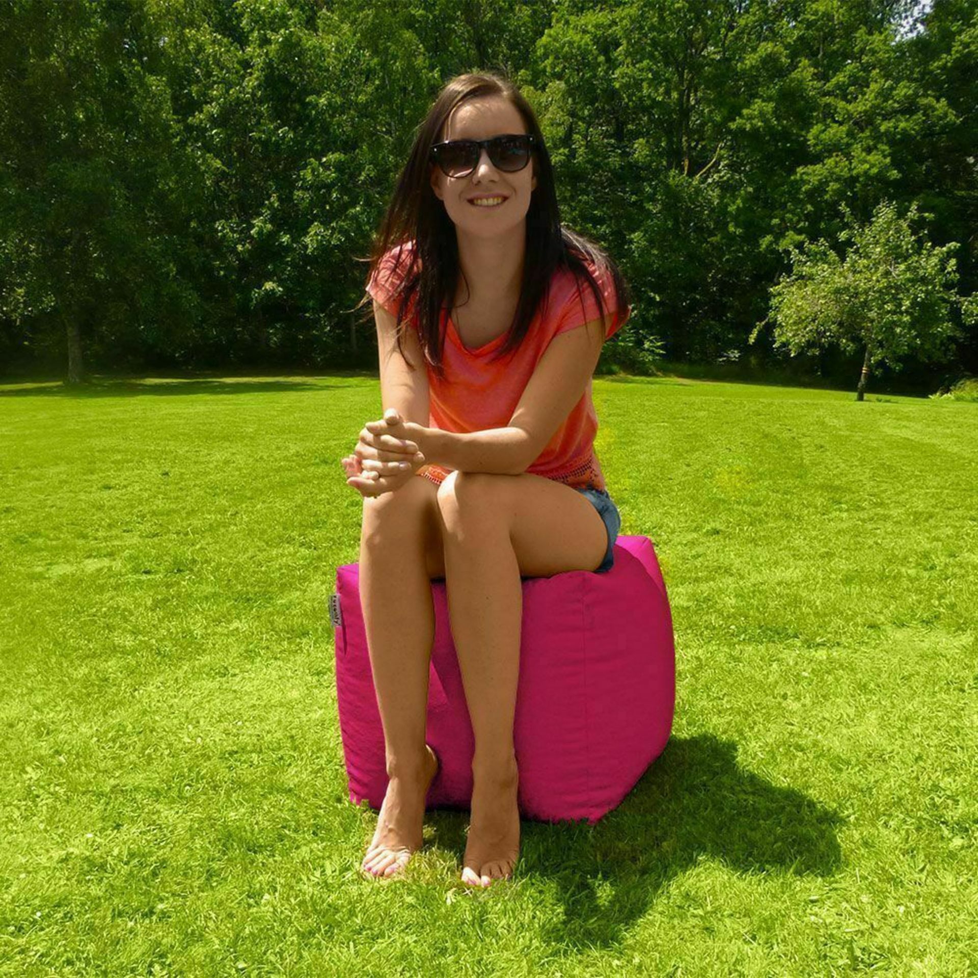 RUCOMFY INDOOR / OUTDOOR BEAN CUBE IN FUSCIA - RRP £29.99 - Image 3 of 4