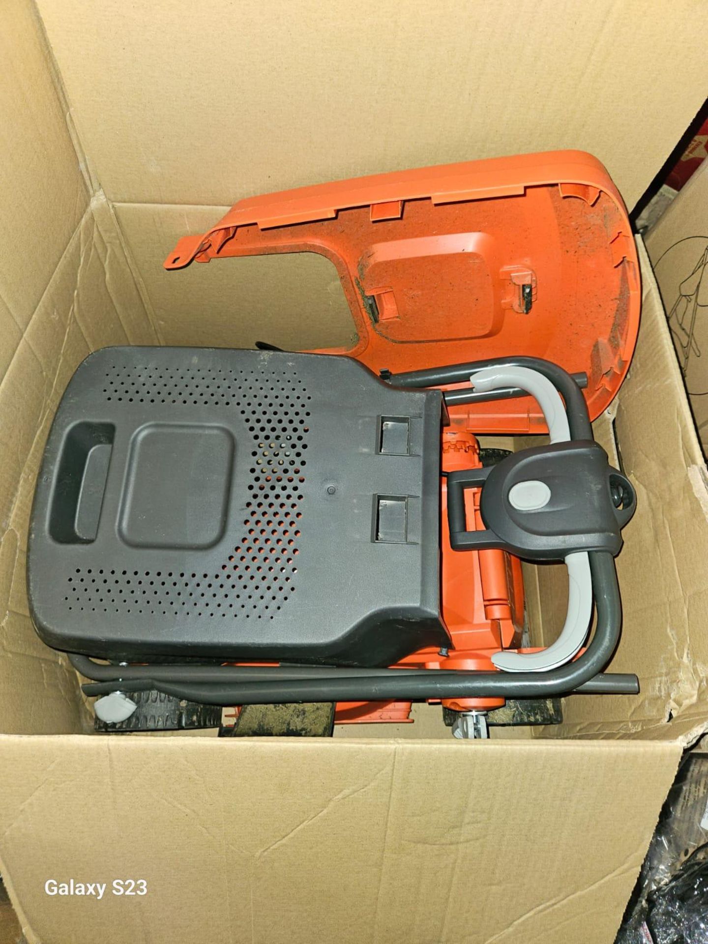 RAW RETURN - Flymo SimpliStore 300R Li Cordless Rotary Lawnmower with Battery and Charger Included - Image 2 of 2