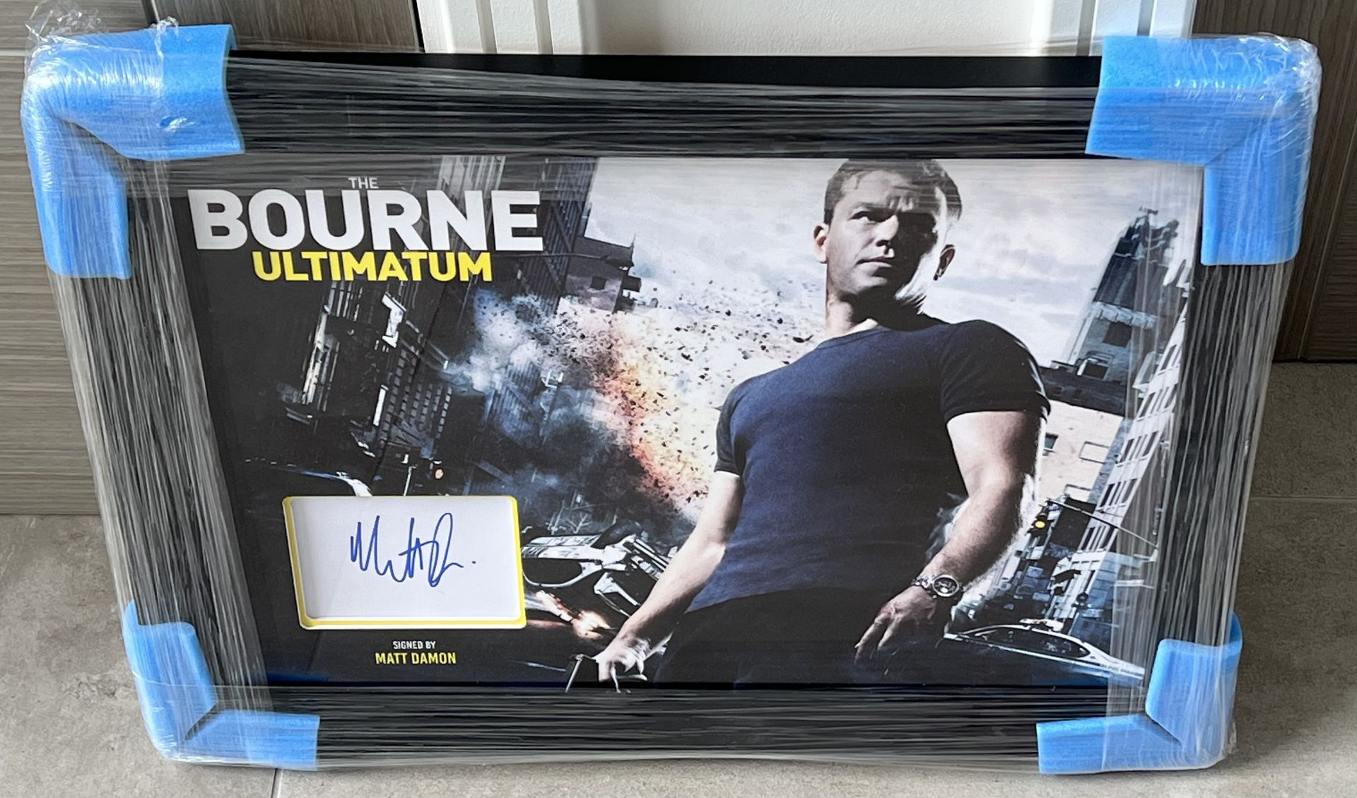 BOURNE ULTIMATUM MOVIE PRESENTATION, HAND SIGNED BY â€˜MATT DAMONâ€™ WITH COA - NO VAT! - Image 3 of 5