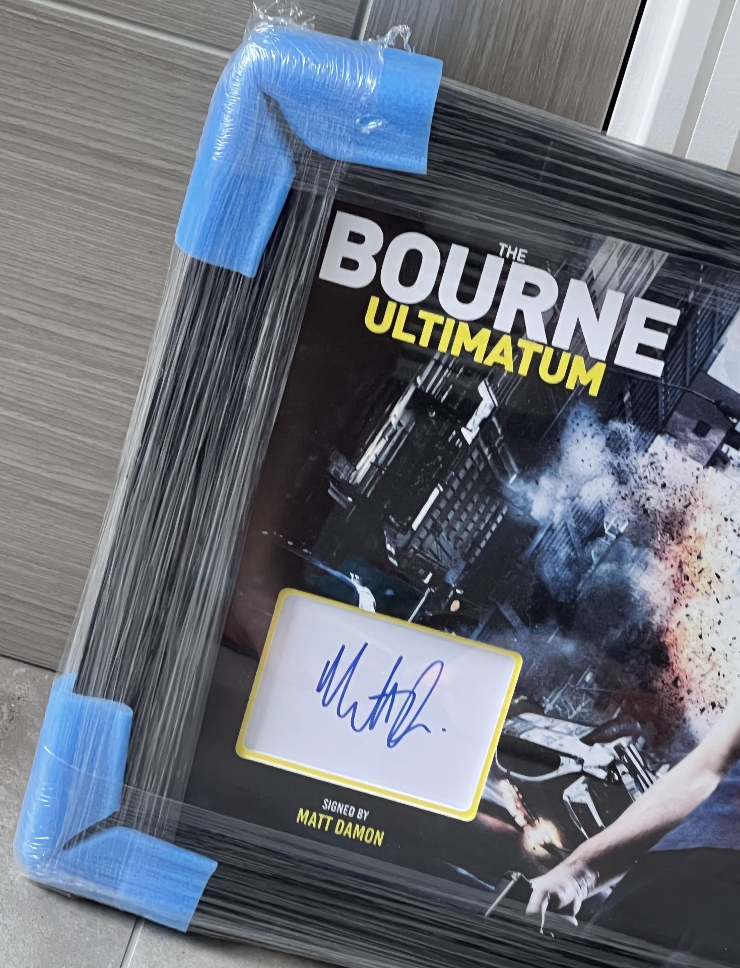 BOURNE ULTIMATUM MOVIE PRESENTATION, HAND SIGNED BY â€˜MATT DAMONâ€™ WITH COA - NO VAT! - Image 2 of 5