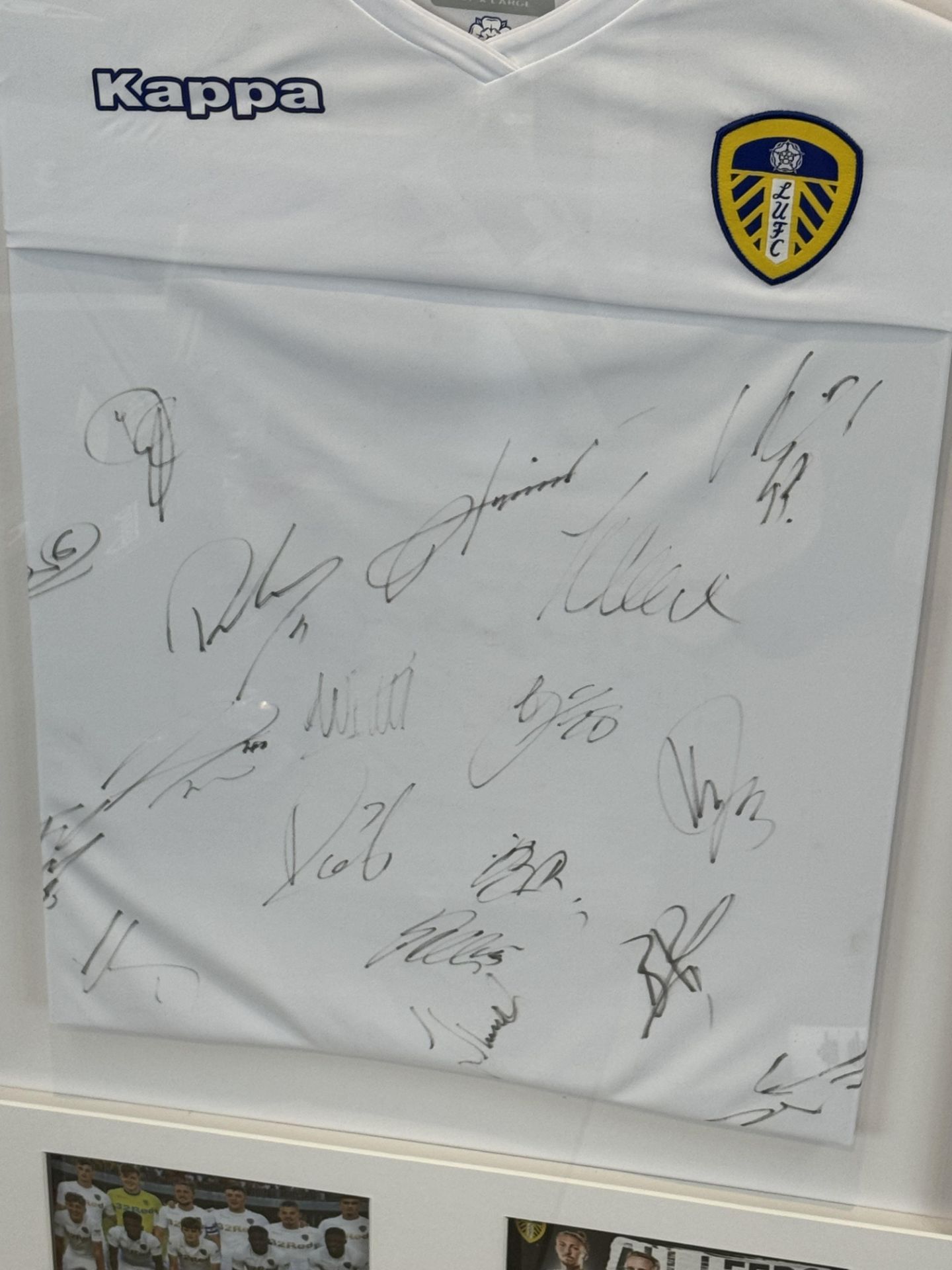 LEEDS UNITED FRAMED 18/19 SHIRT, HAND SIGNED BY THE TEAM - Image 2 of 5