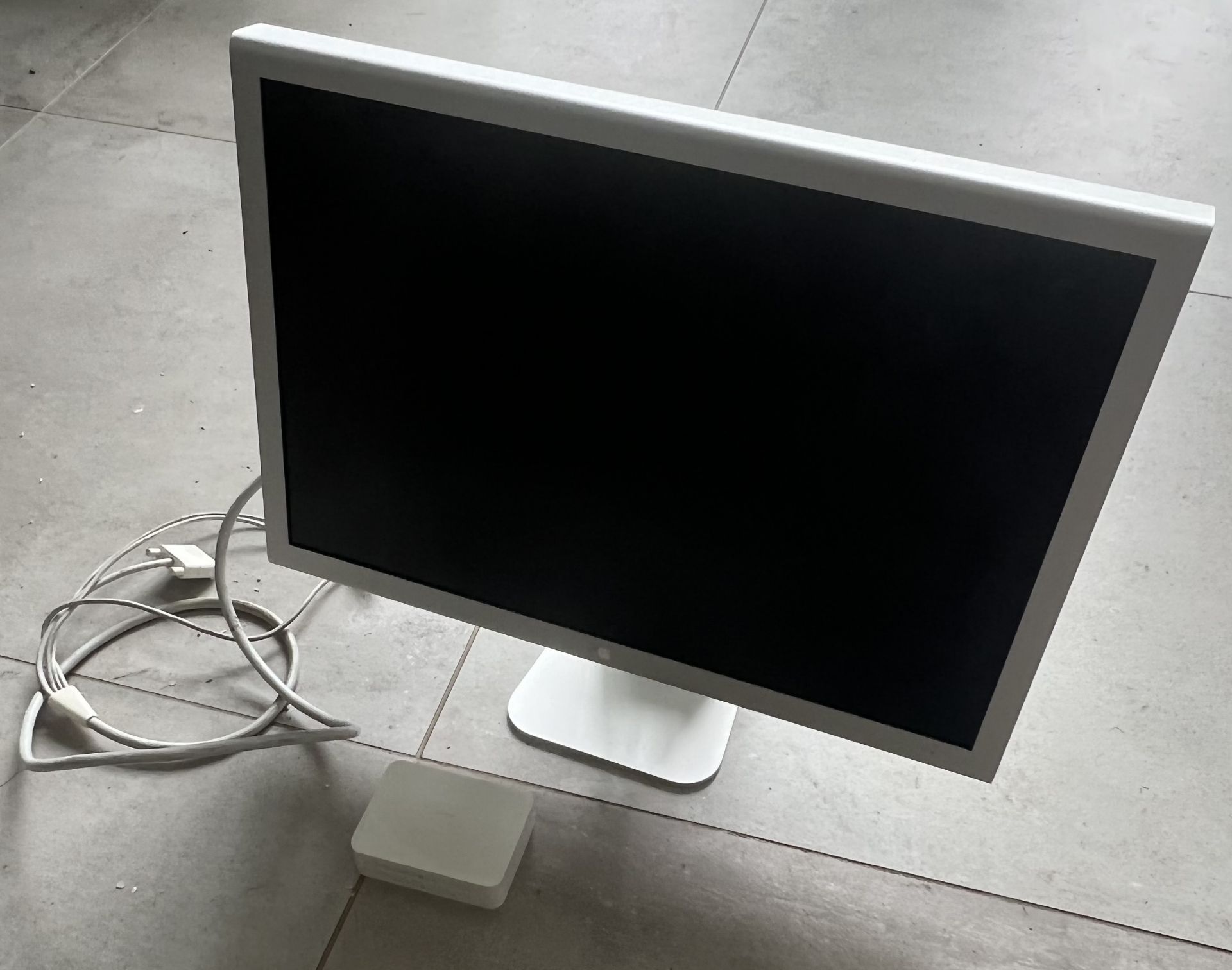 Apple Cinema HD Display on Stand with Cables  -   NO VAT! - Image 3 of 6