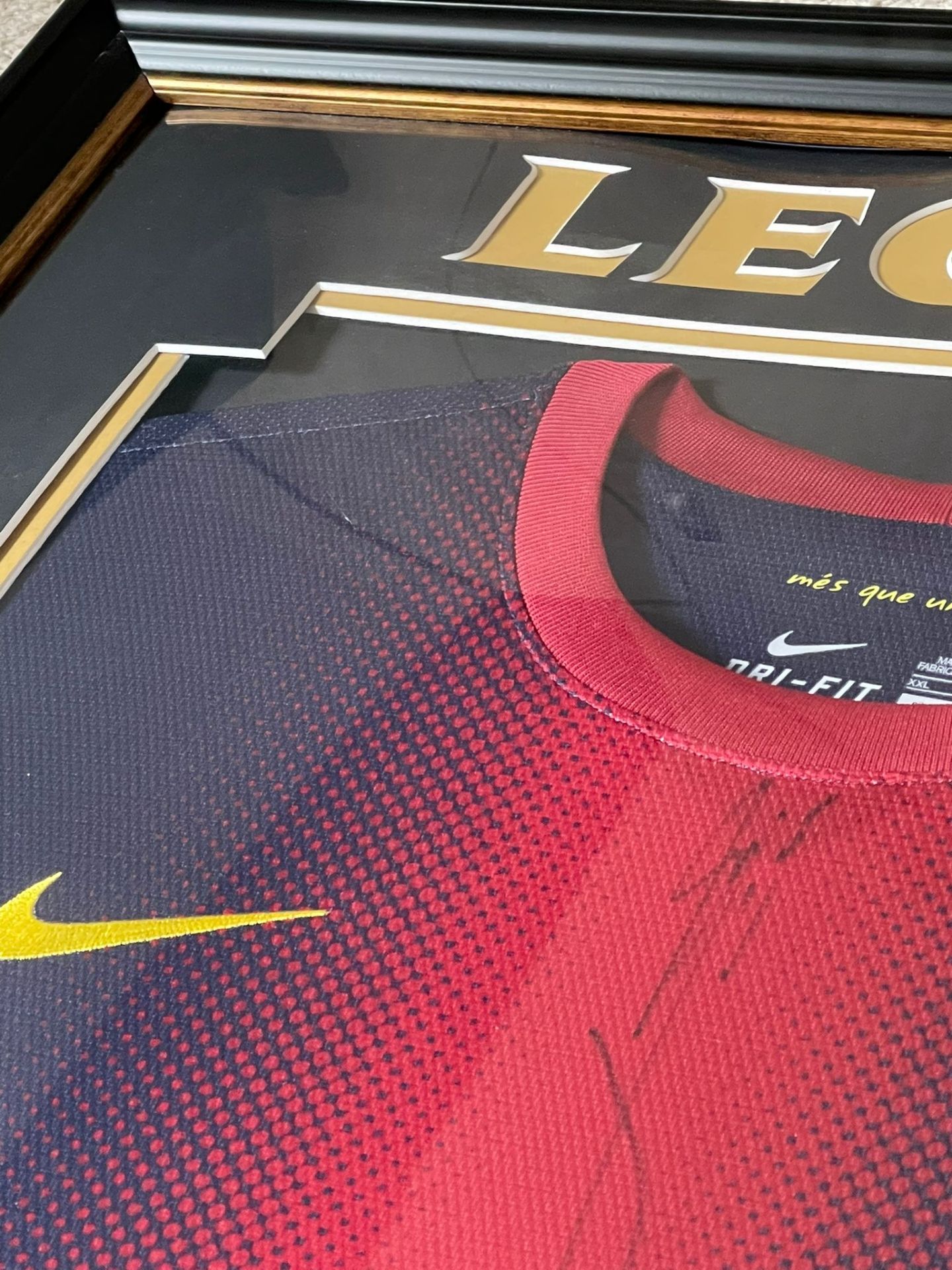 HAND SIGNED, BEAUTIFULLY FRAMED â€˜MESSIâ€™ SHIRT WITH COA - NO VAT! - Image 5 of 9