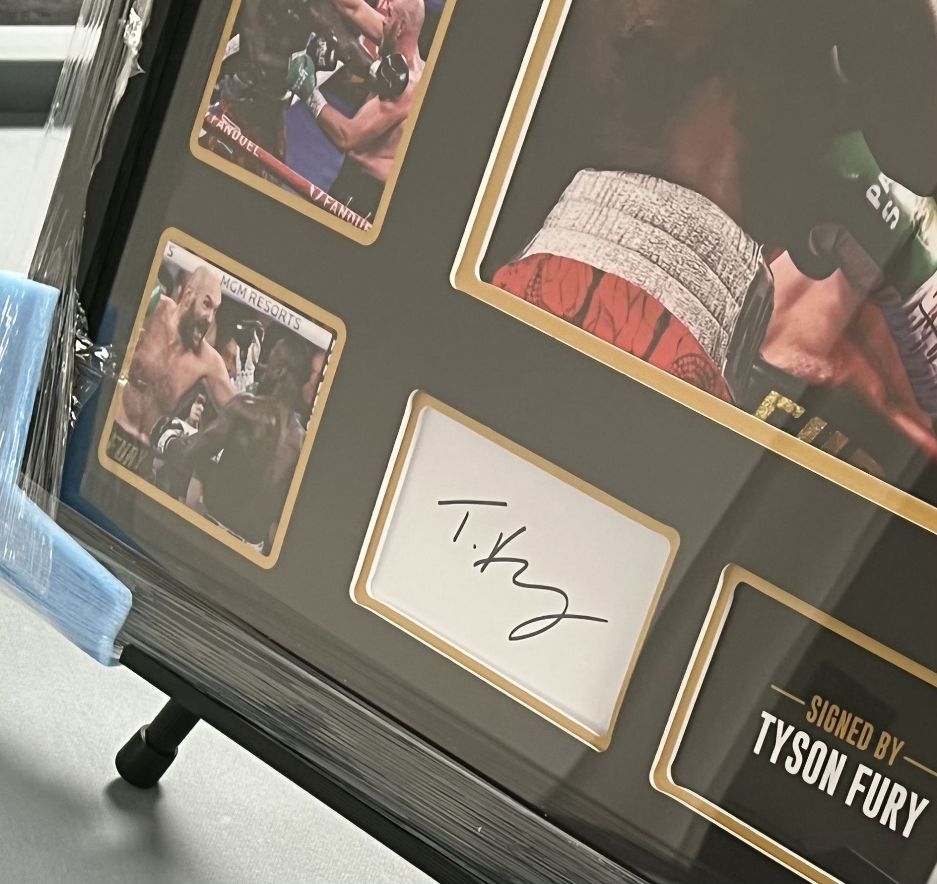 'TYSON FURY AKA THE GYPSY KING' HAND SIGNED PRESENTATION WITH COA - NO VAT! - Image 3 of 6