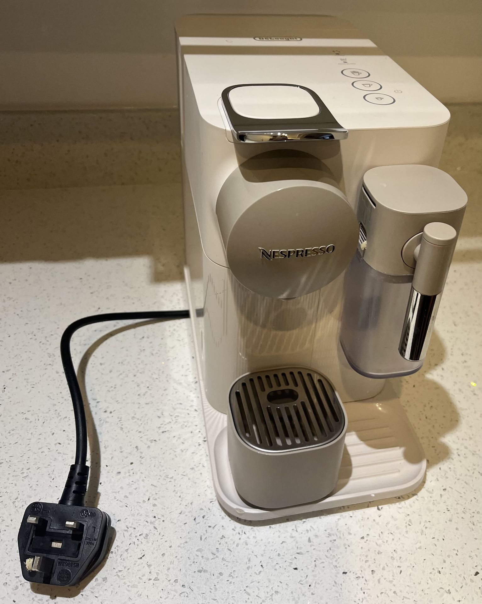 Nespresso Coffee Maker by Deâ€™Longhi -  Excellent Condition - New RRP Â£259.99 - Image 2 of 6