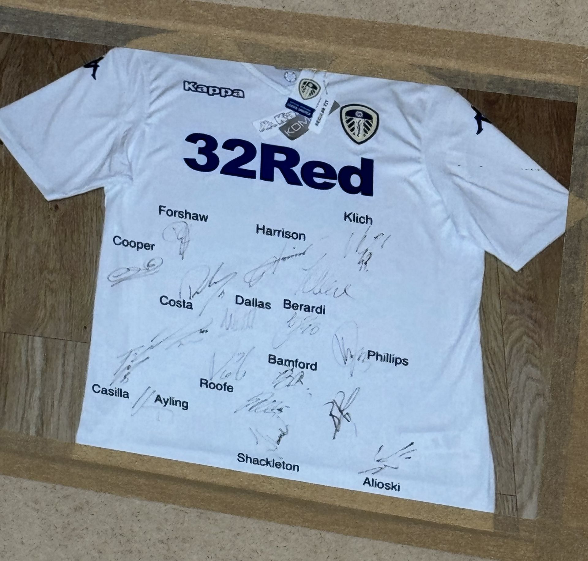 LEEDS UNITED FRAMED 18/19 SHIRT, HAND SIGNED BY THE TEAM - Image 5 of 5