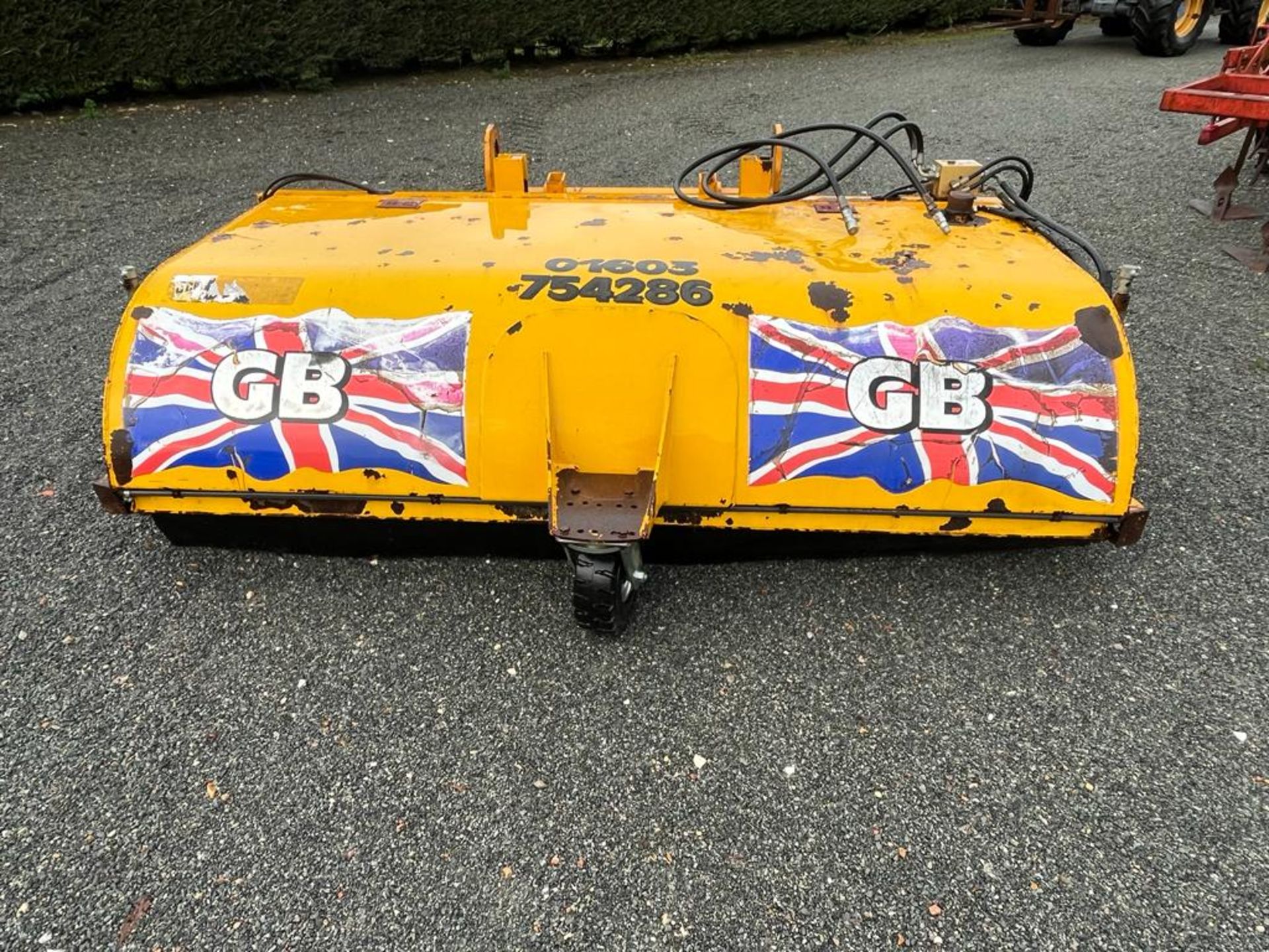 JCB road sweeper brush,Complete with water spray dust supperssion, jcb Q fit brackets.in Full - Image 3 of 4