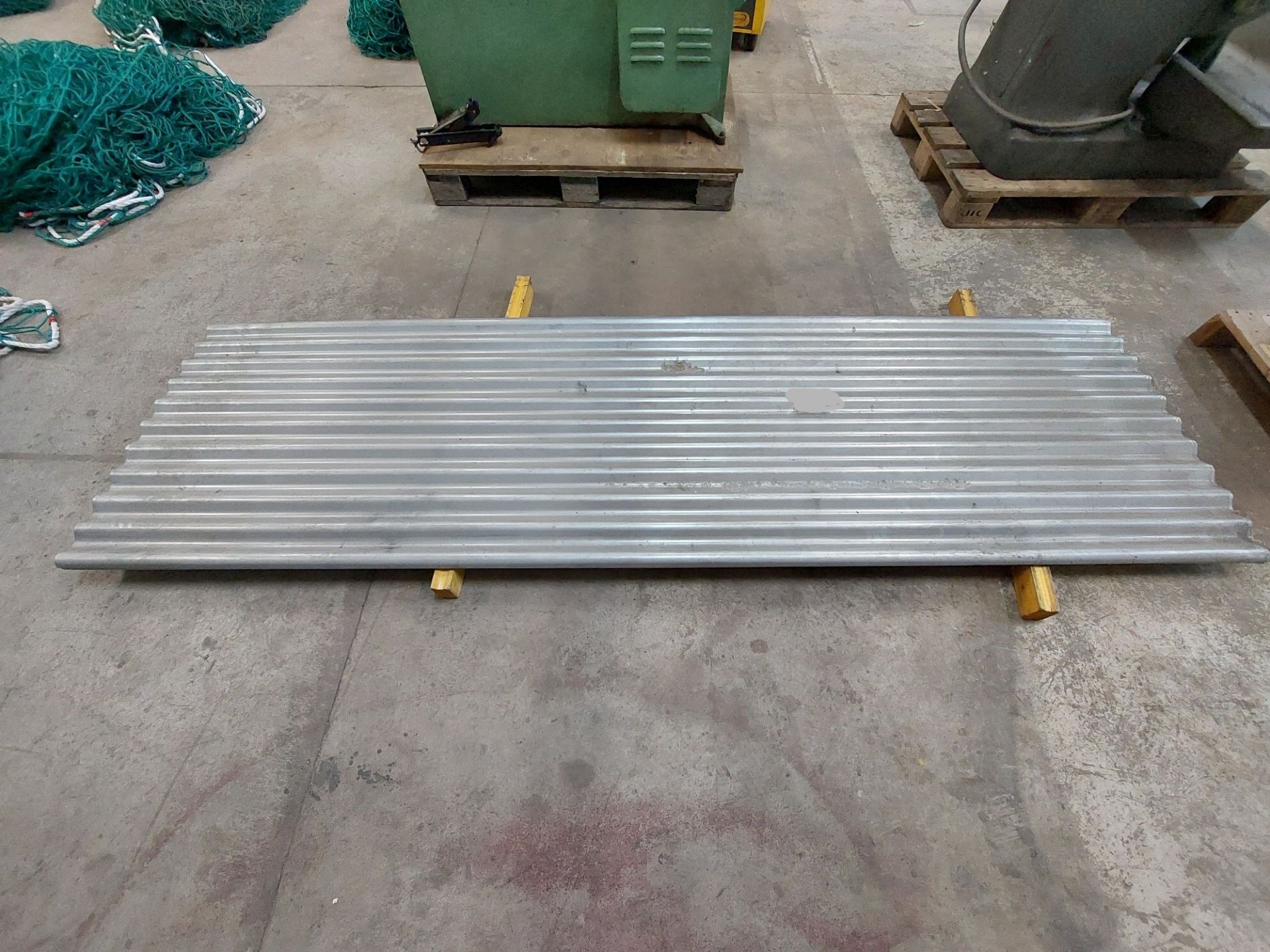 4pcs unused corrugated metal sheeting. 2.8M X 0.8M