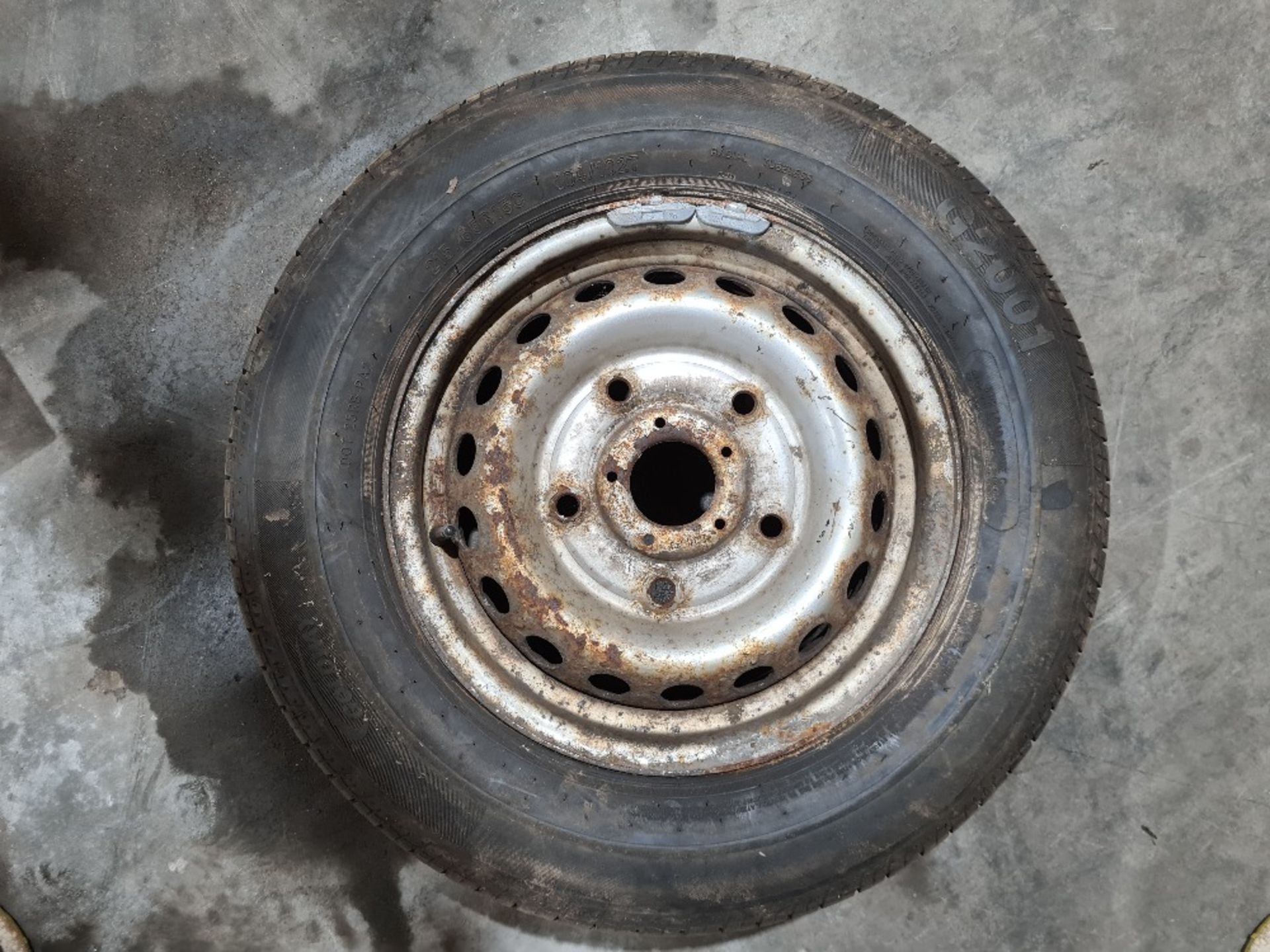 Wheel and tyre (215 65 R 15C)