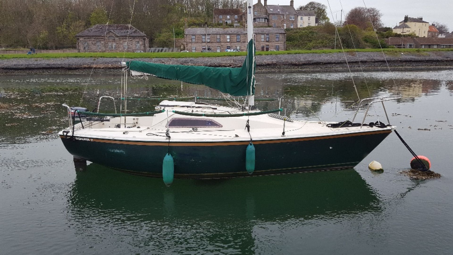 Sonata 7 boat with Yamaha 5hp outboard motor and spare sails. NO VAT - Image 3 of 23