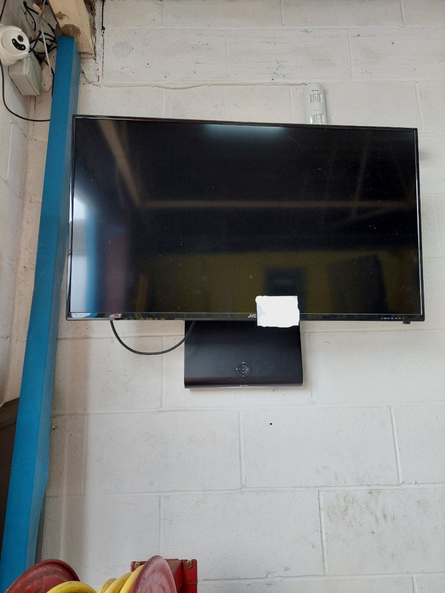 3 x LCD flat screen TVs and a wheeled TV stand. NO VAT. - Image 4 of 4