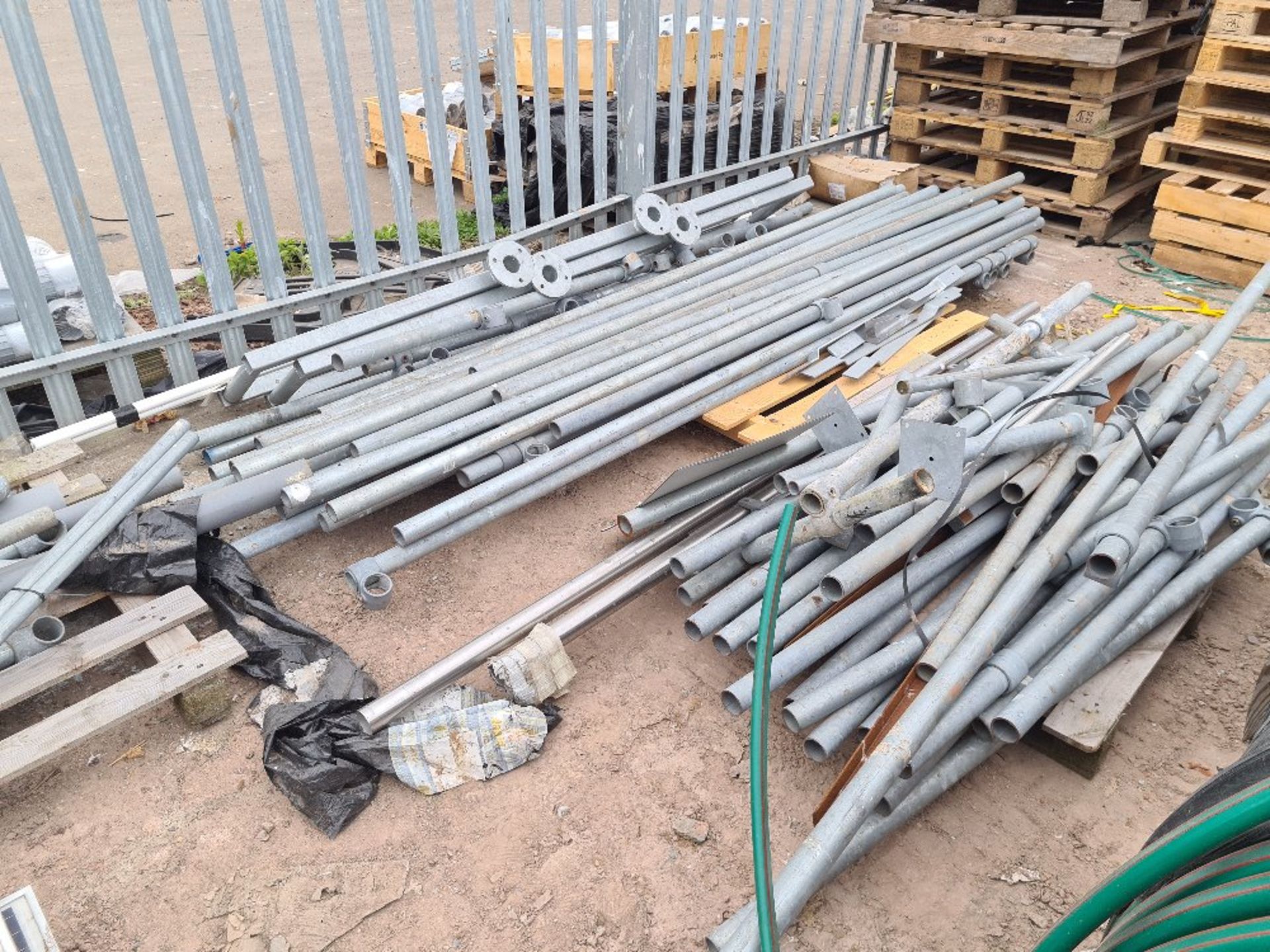 Qty of tubular fittings and scaffold poles (5 pallets). - Image 2 of 5