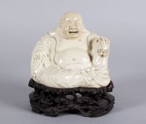 Budai Keramik. In sitzender Haltung.