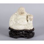 Budai Keramik. In sitzender Haltung.