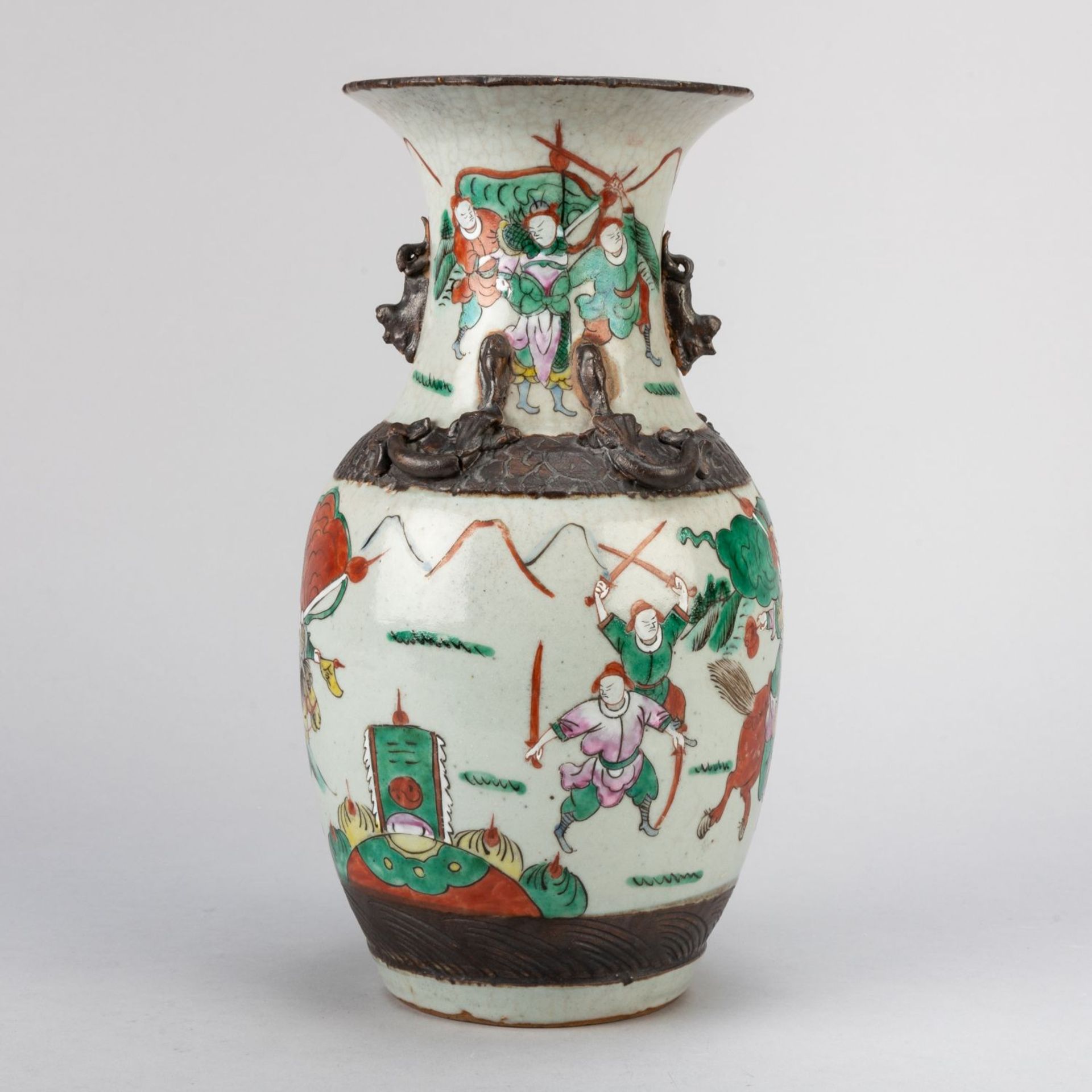Vase Porzellan. Polychromer Dekor mit - Bild 2 aus 3