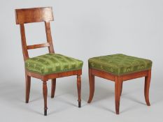 Biedermeier-Stuhl und -Hocker